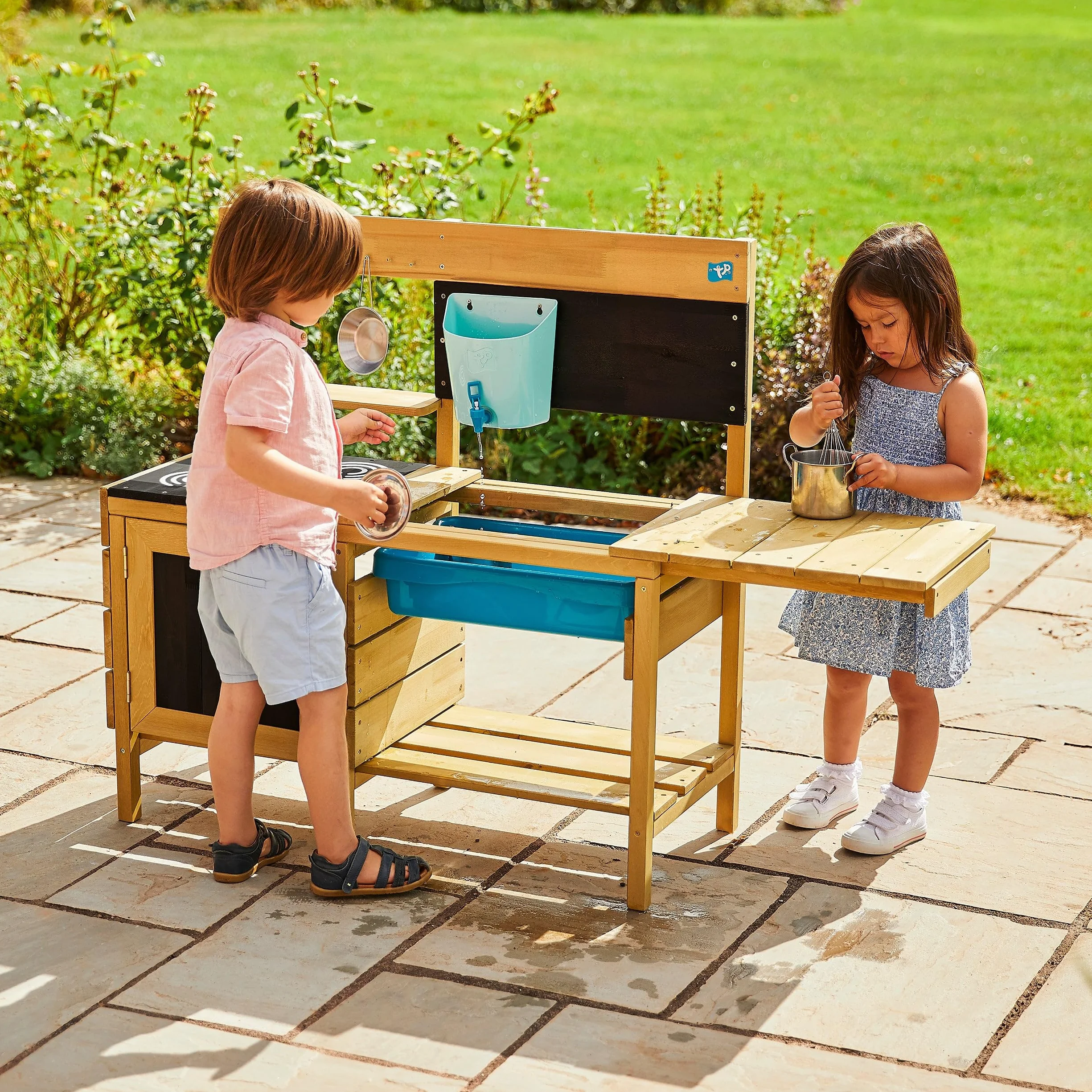 TP Toys Kuchnia błotna | Deluxe drewniana kuchnia błotna, dla chłopców i dziewcząt 3+, zestaw do zabawy dla dzieci, na zewnątrz, z patelnią na wodę, zlewozmywakiem ogrodowym i akcesoriami kuchennymi,