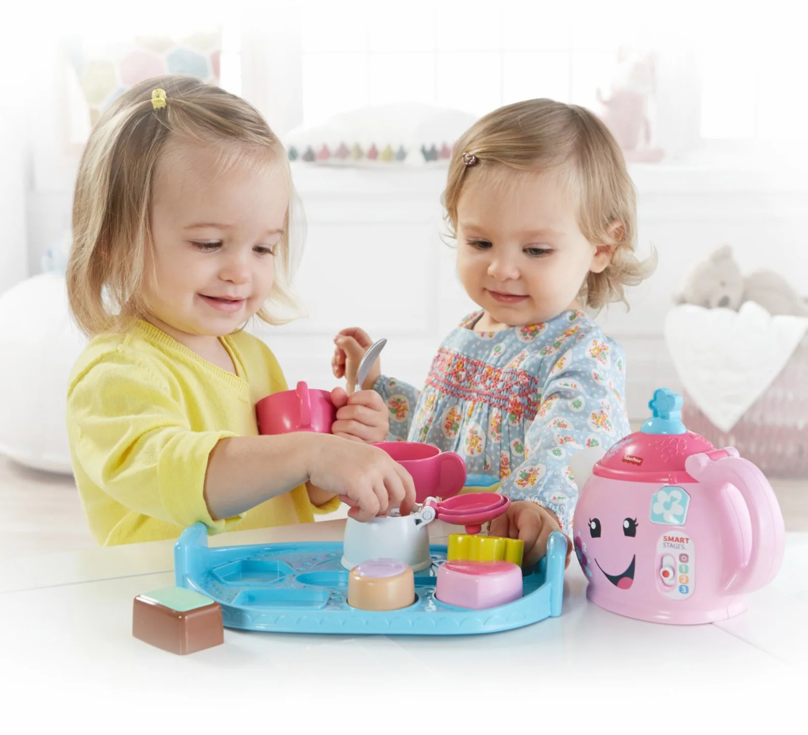 Fisher-Price Zestaw do herbaty Laugh & Learn Sweet Manners, zabawka do wczesnego rozwoju i aktywności, uczy dobrych manier, dzielenia się i nie tylko, w wieku 18-36 miesięcy, DYM76
