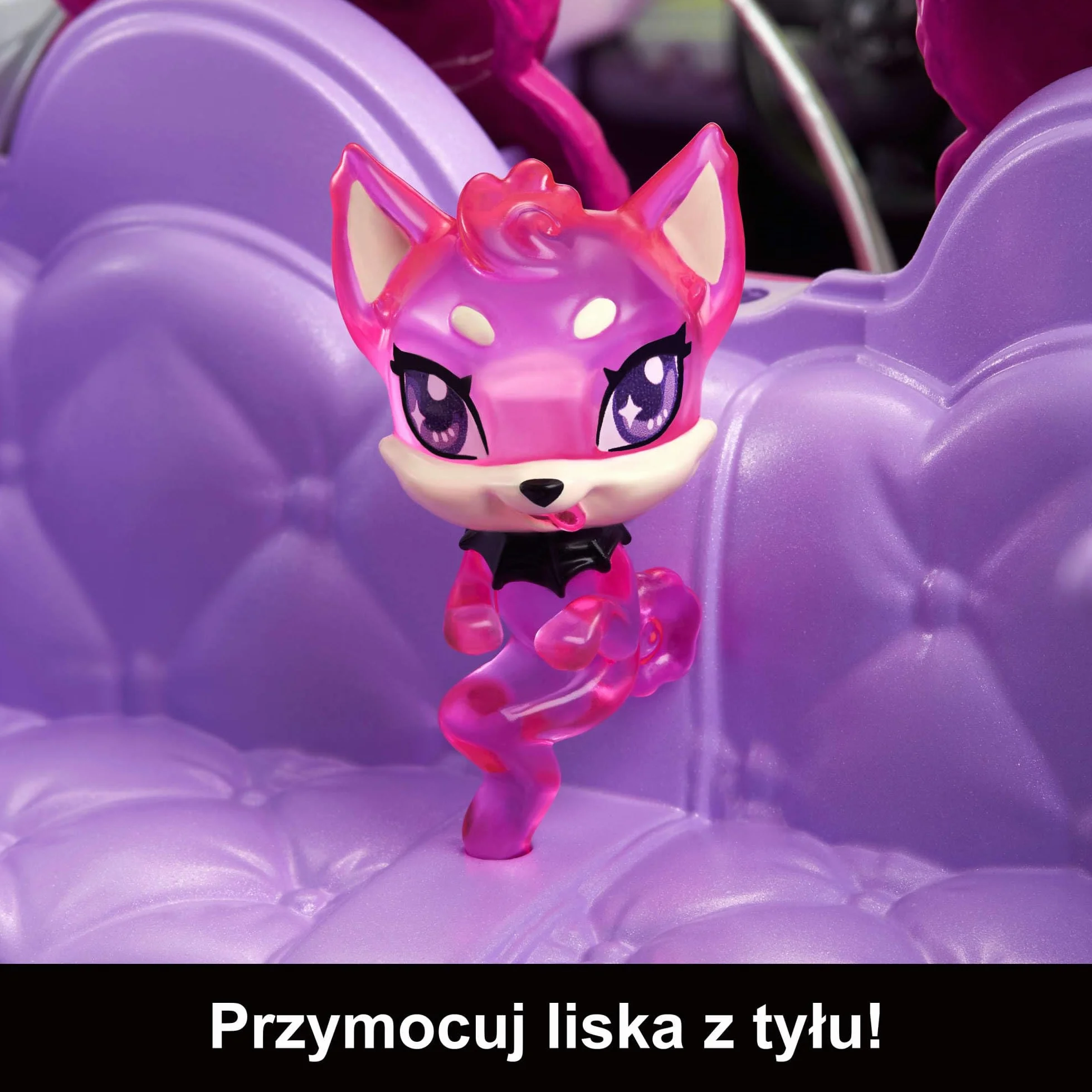 Monster High Fioletowy kabriolet z pajęczą siecią oraz zwierzątkiem i lodówką turystyczną. HHK63