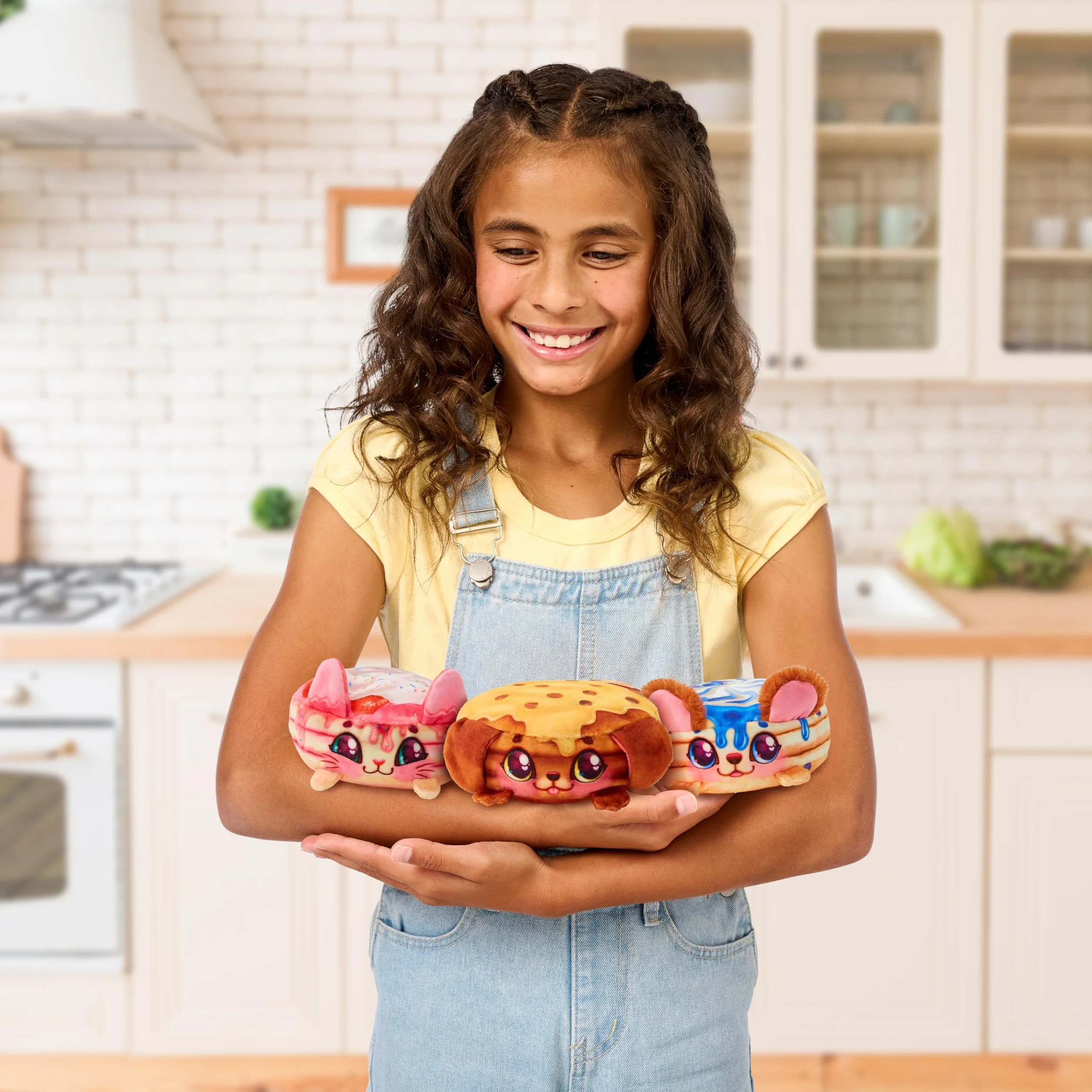 COOKEEZ MAKERY Pancake Treatz Mix and Tur! Wlej ciasto na patelnię i baw się dobrze, patrząc, jak twój interaktywny i pachnący pluszowy przyjaciel obraca się! Jaką niespodziankę zamierzasz przygotować