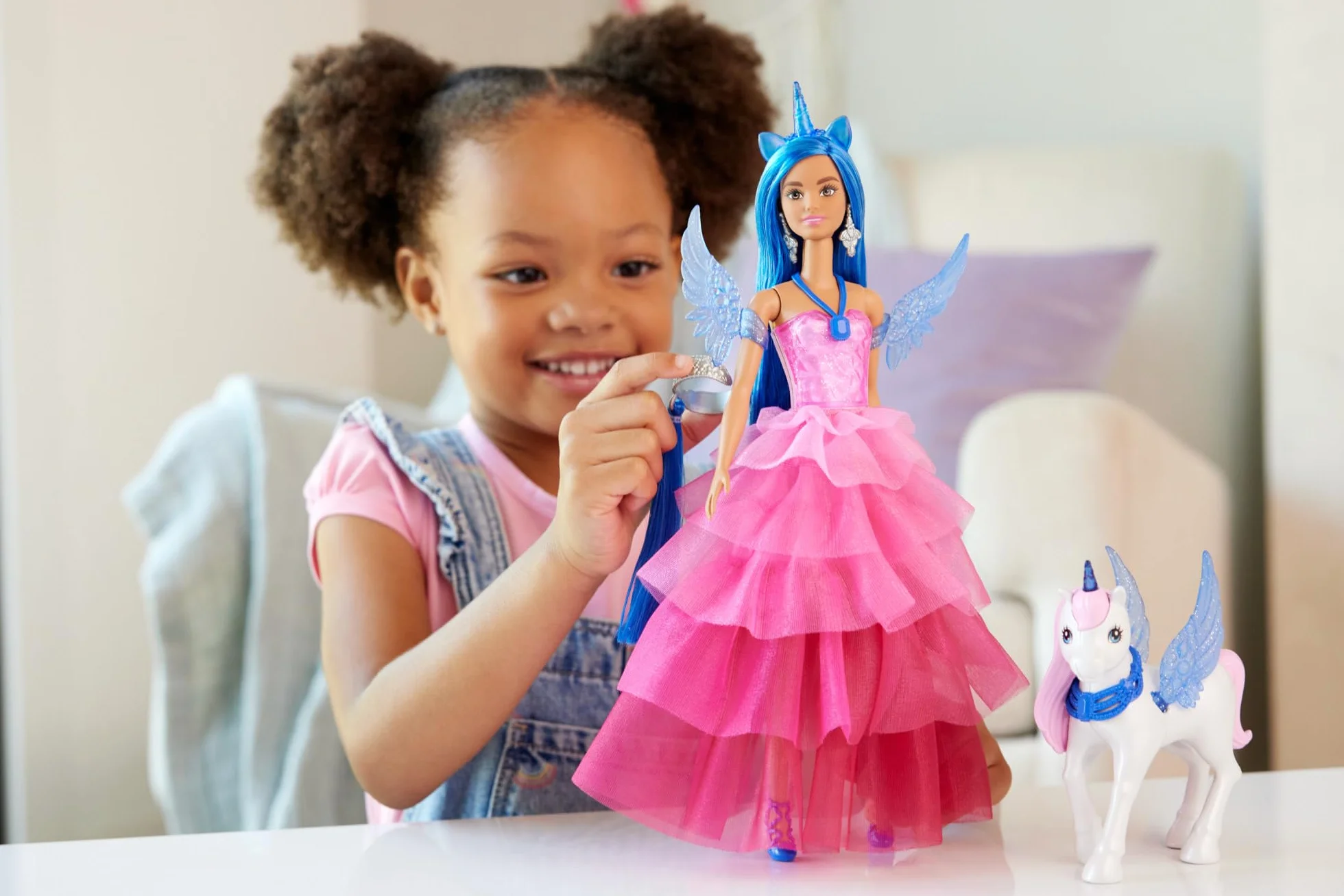 Barbie Sapphire Skrzydlaty jednorożec Lalka 65 rocznica z niebieskimi włosami, różową suknią i akcesoriami, takimi jak szafirowe skrzydełka i jednorożec ze skrzydłami, HRR16