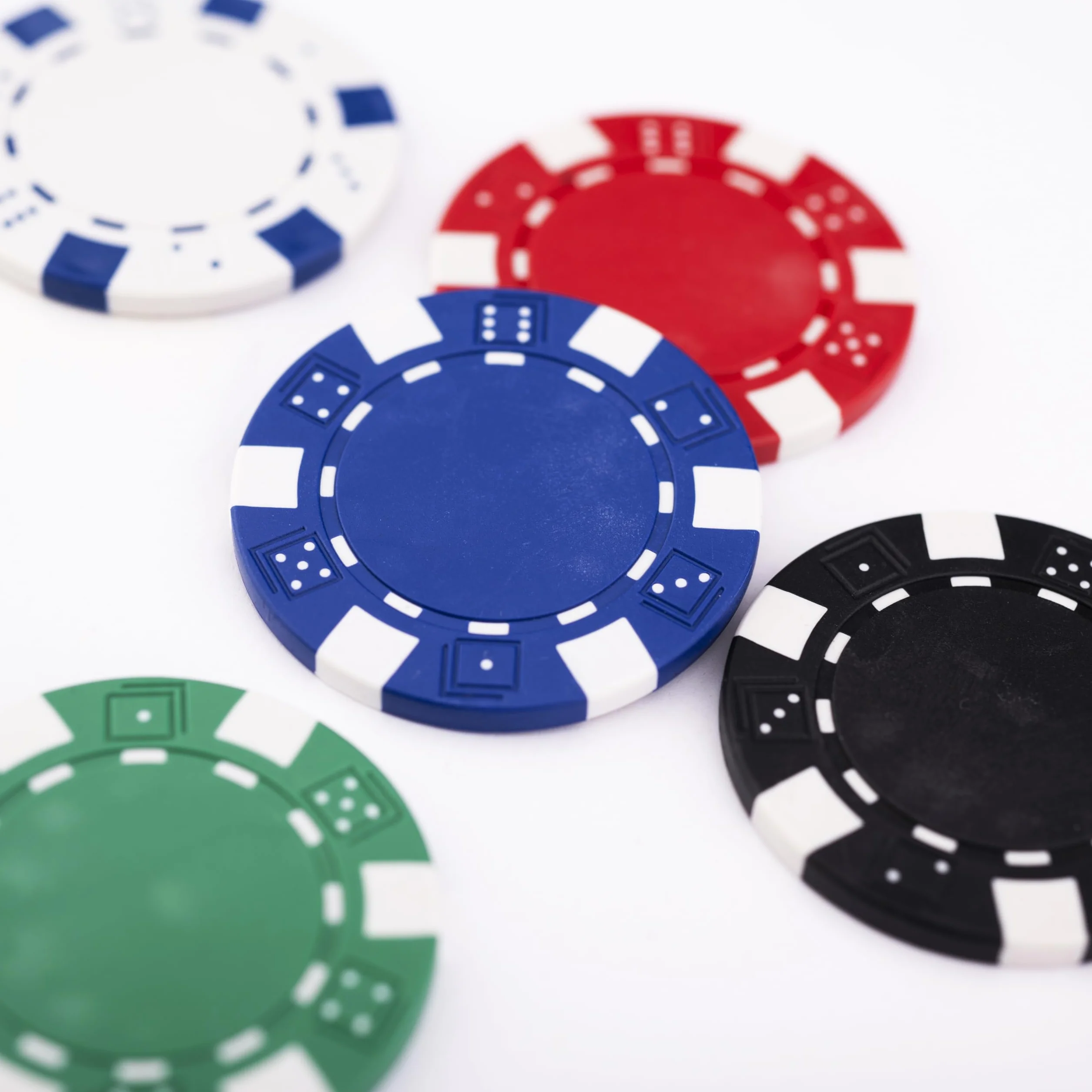 Engelhart – 320910 – Zestaw pokerowy – srebrna walizka – 300 żetonów 11,5g bez numerów – 2 talie – 3 przyciski – 5 kości