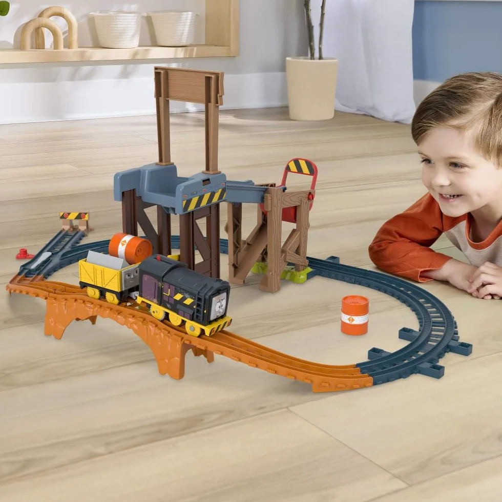 Thomas & Friends Diesel – Załadunek na budowie Zestaw kolejowy z torem + zabawka pociąg z napędem, wagonem i beczkami do zabawy dla dzieci od 3 roku życia, JBW20
