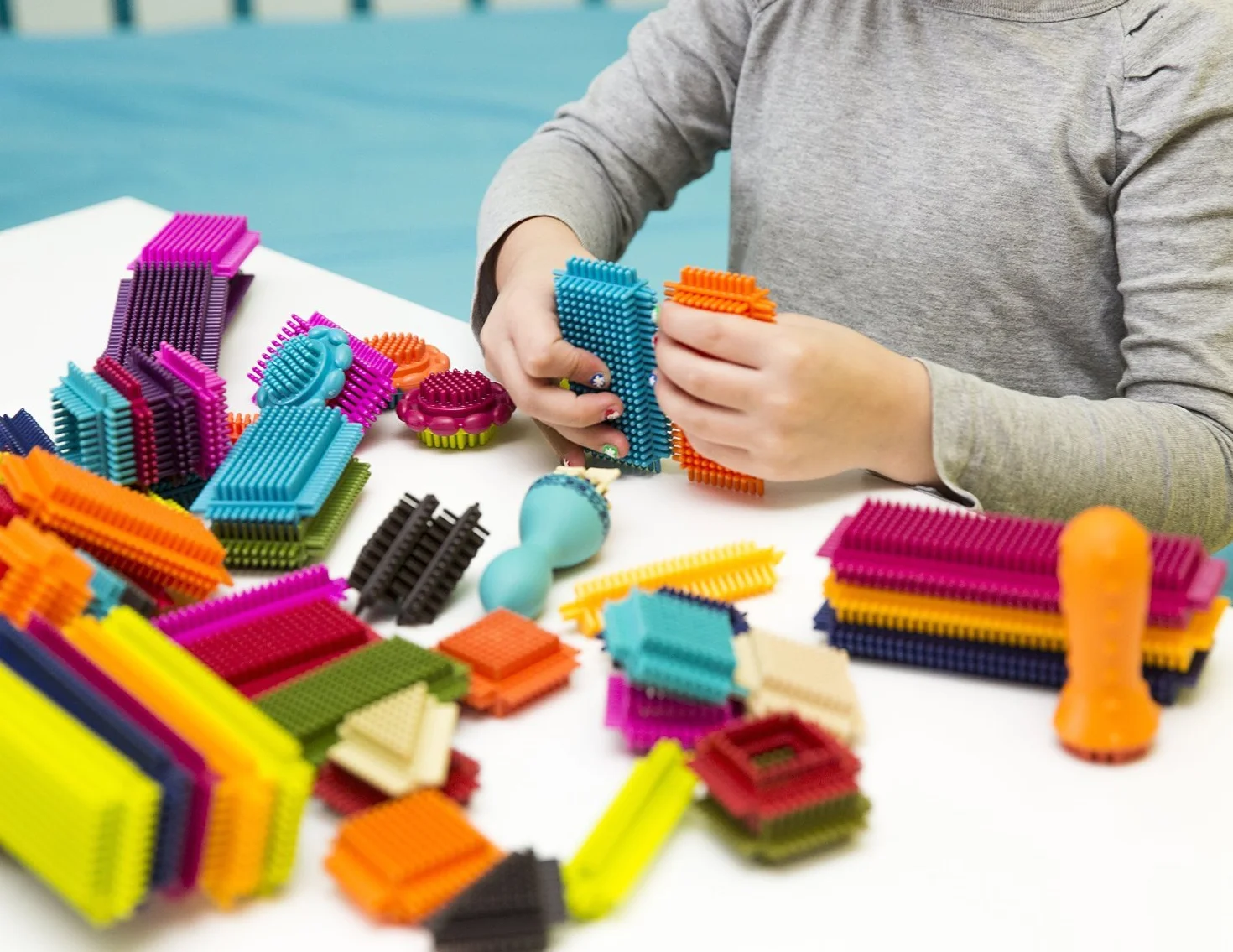 B. toys Stem klocki do układania w stosy, 68 elementów, do składania, z przechowywaniem – zabawki dla dzieci od 2 lat