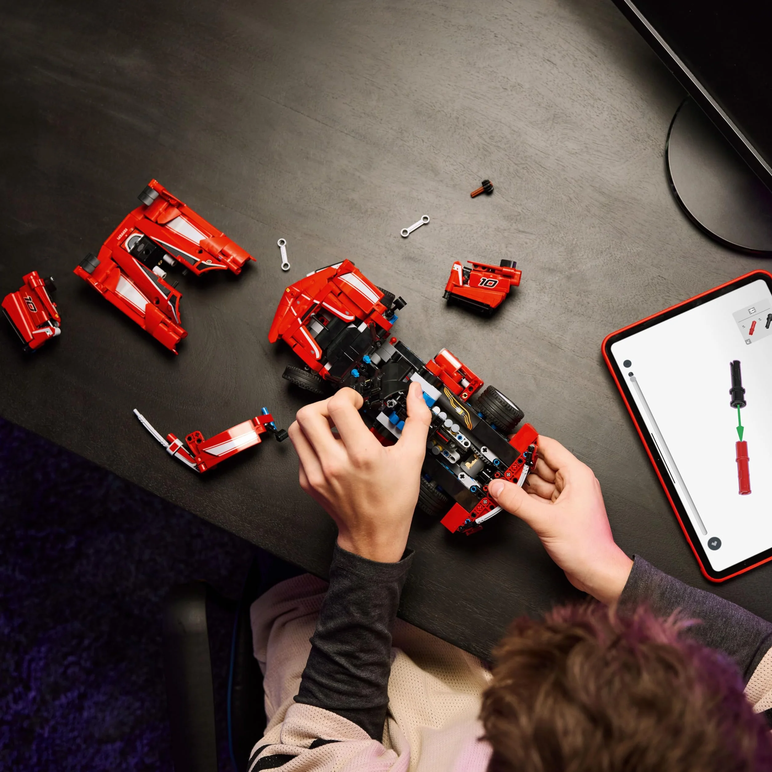 LEGO Technic Ferrari FXX K, model samochodu do składania dla dzieci i fanów motoryzacji, zabawka konstrukcyjna, pomysł na prezent dla 10-latka i dekoracje do pokoju chłopca i dziewczynki 42212