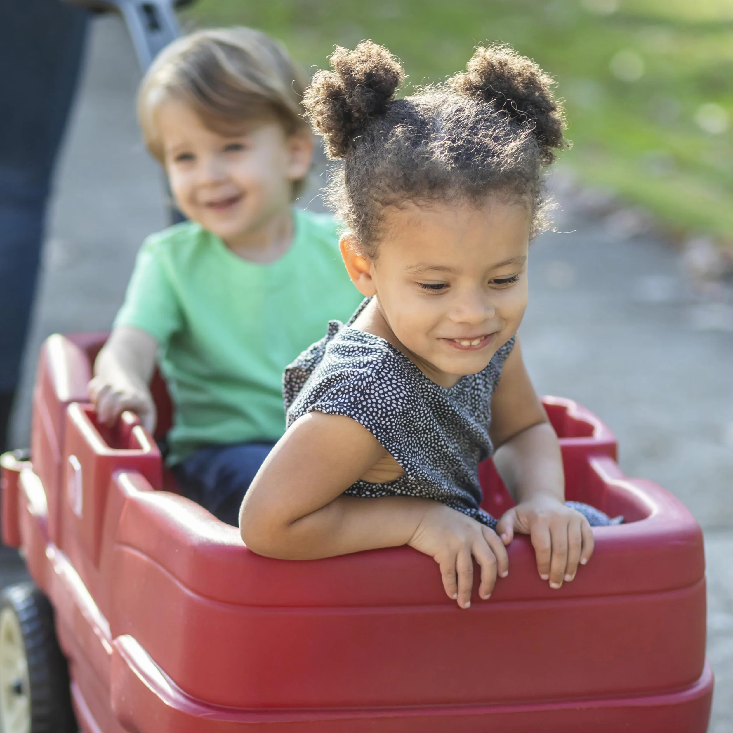 Step2 Wagon Neighborhood | Wagon zabawkowy | Czerwony wózek zabawkowy, 2-osobowy | Wygodny i bezpieczny z pasami bezpieczeństwa w zestawie | Łatwy do czyszczenia i przenoszenia
