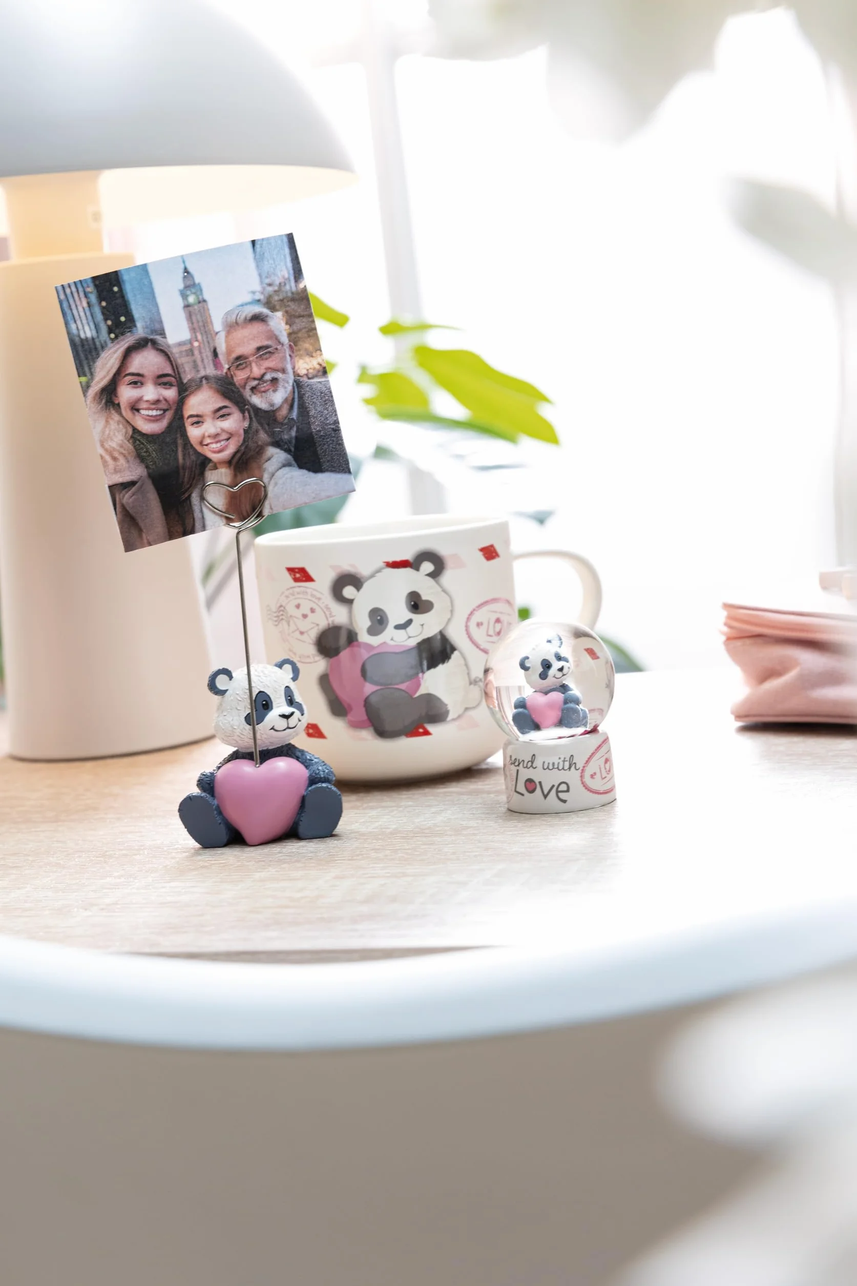NICI Love 62631 Kula śnieżna z pandą, szklana dekoracja z brokatem, 6,5 cm, biała