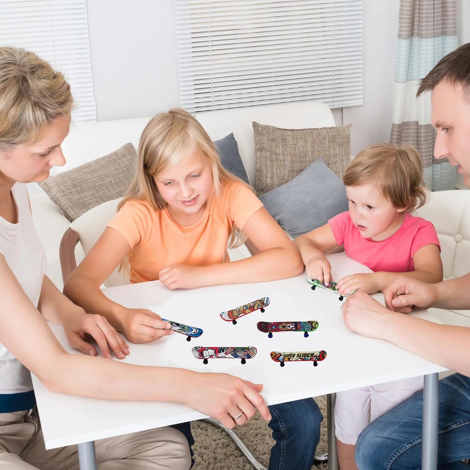 OMJMYY 30 sztuk Mini deskorolka na palec, Zabawka na palce, Profesjonalna deskorolka na palce, Zestaw kreskówkowych deskorolek na palce dla dzieci na urodziny, Kreatywne prezenty dla gości