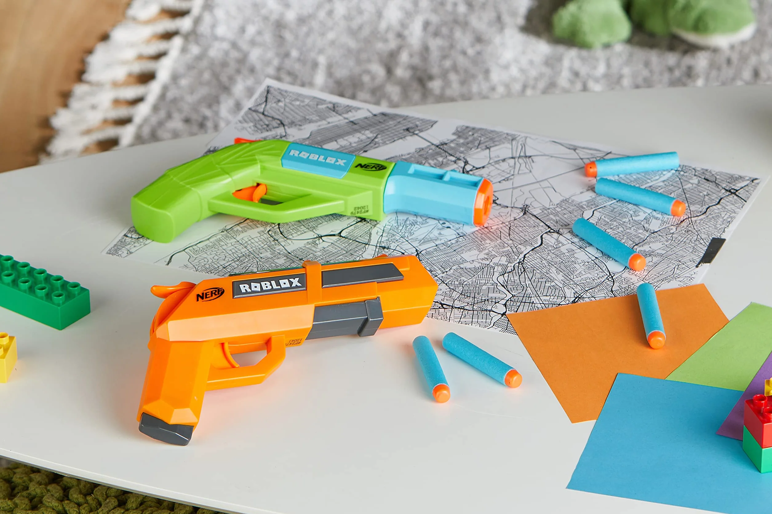 Zestaw Nerf Roblox Jailbreak: Armory, zawiera 2 wyrzutnie ze zbrojeniem typu hammer action, 10 strzałek Nerf Elite, kod odblokowujący przedmiot wirtualny w grze
