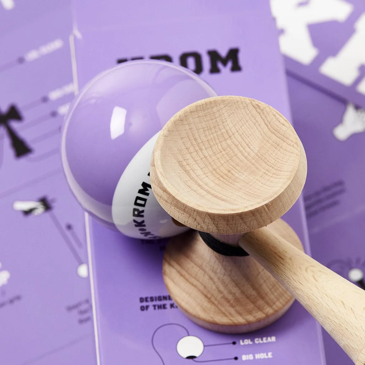 KROM - Kendama POP LOL lawenda – wysoka jakość drewna – dla początkujących i profesjonalistów – opakowanie: zapasowy sznurek + naklejki