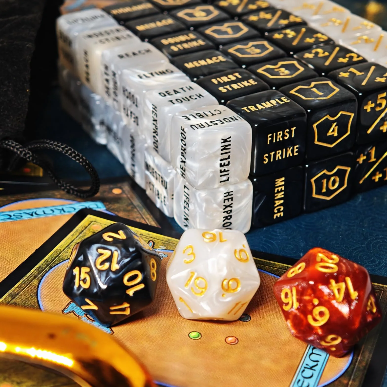 Liczniki kości MTG, 63 sztuki - licznik słów umiejętności, -1/+1 Life Counter, Shield Life Counter mówi, Marble Colour D6 Dice Dice do gier MTG, TCG, gier karcianych