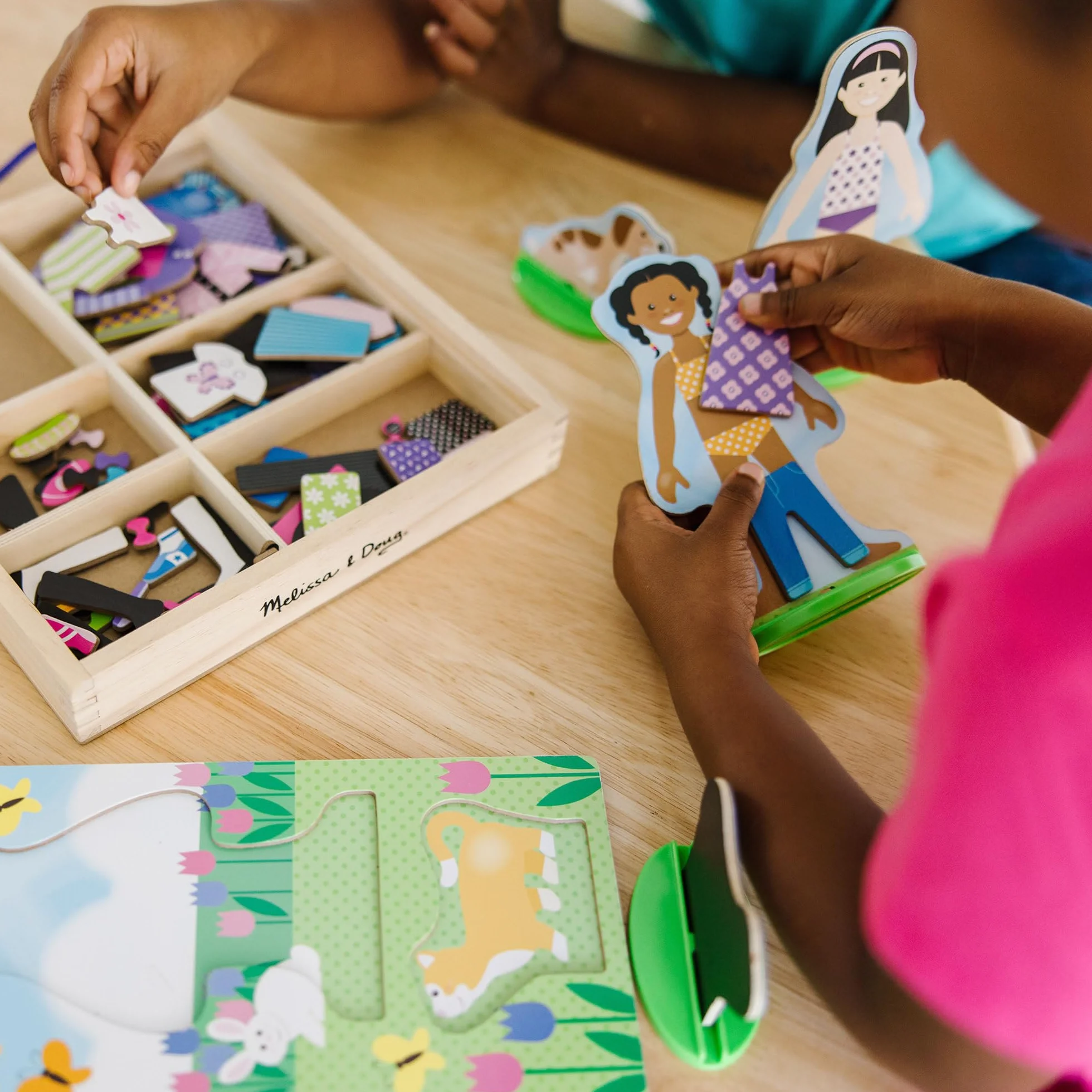Melissa & Doug Magnetyczne Przebieranki Drewniane Laleczki Zestaw 78 Elementów