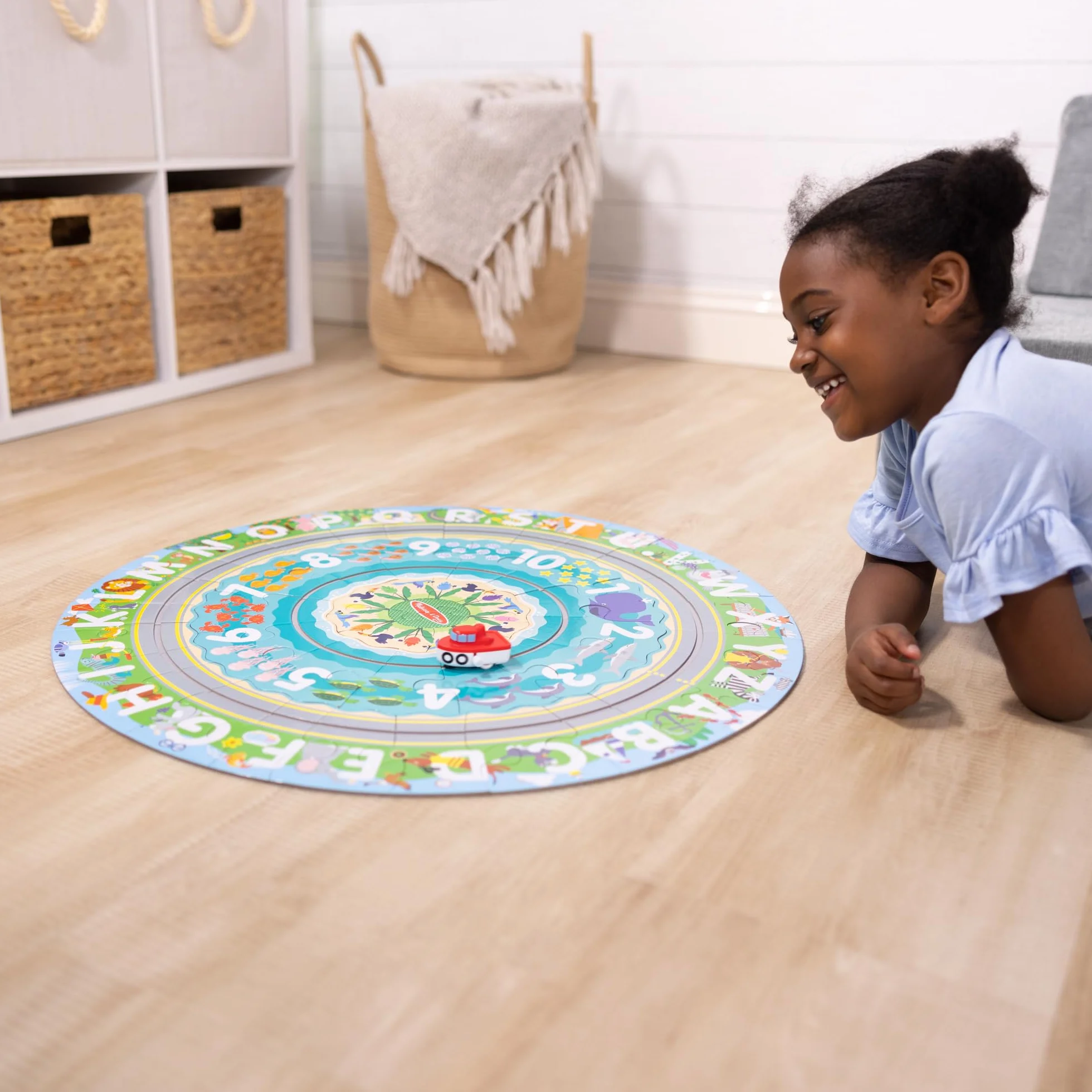 Melissa & Doug, Układanka podłogowa z rowkami, motywem trasy wzdłuż wybrzeża oraz samochodzikami z napędem wstecznym – 48 elementów, dla chłopców i dziewczynek w wieku powyżej 3. roku życia