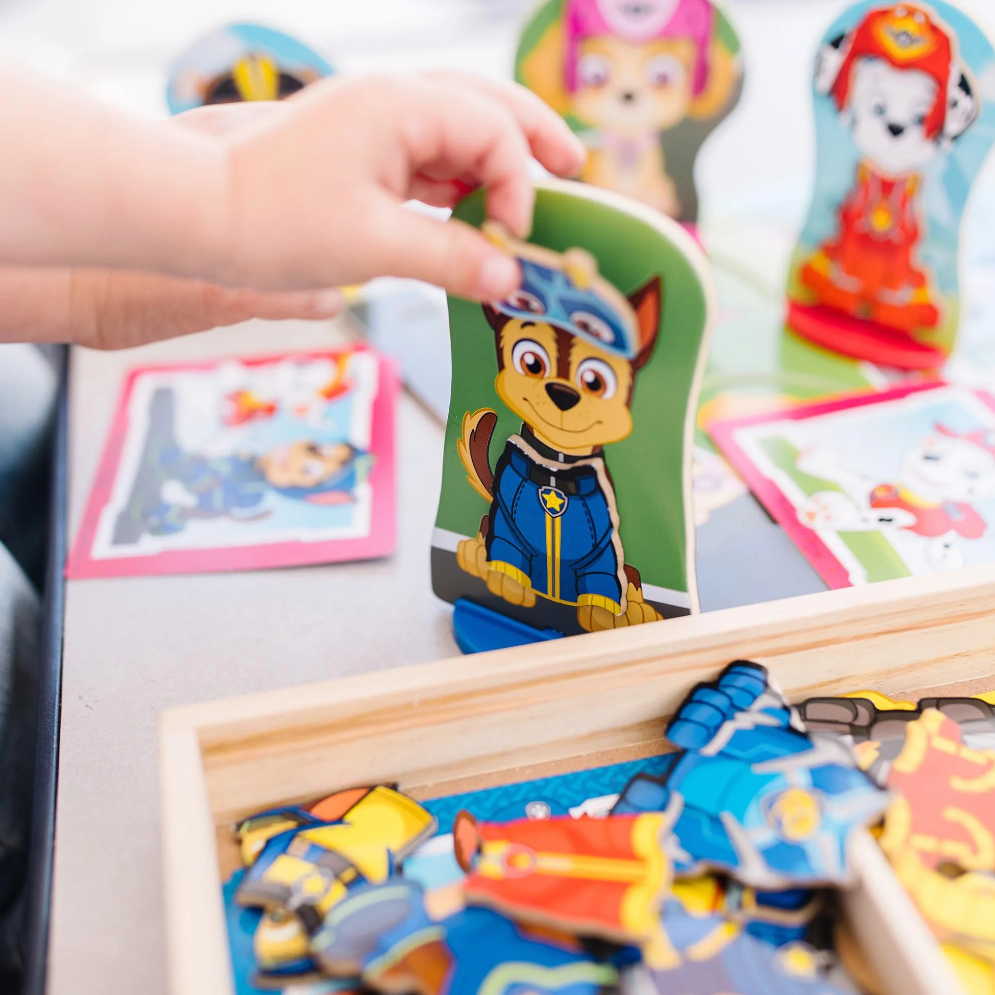 Magnetyczna drewniana przebieranka do kreatywnej zabawy PAW Patrol Melissa & Doug (64 elementy)