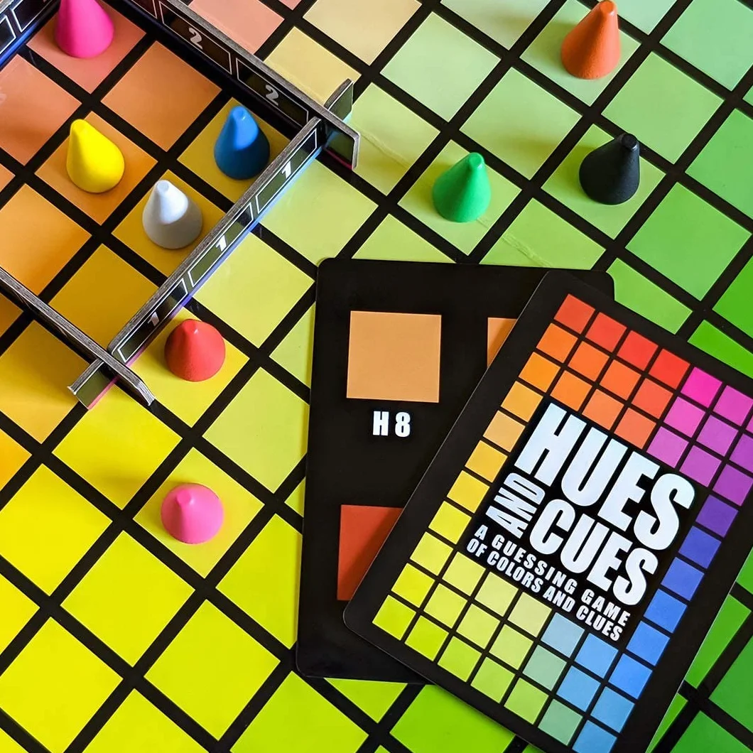 The OP Usaopoly | Hues and Cues Gra Planszowa Wielojęzyczna dla Całej Rodziny | Gra Imprezowa dla 3-10 Graczy | Żywe Zgadywanie Kolorów | Łącz Wskazówki z 480 Kolorowych Kwadratów
