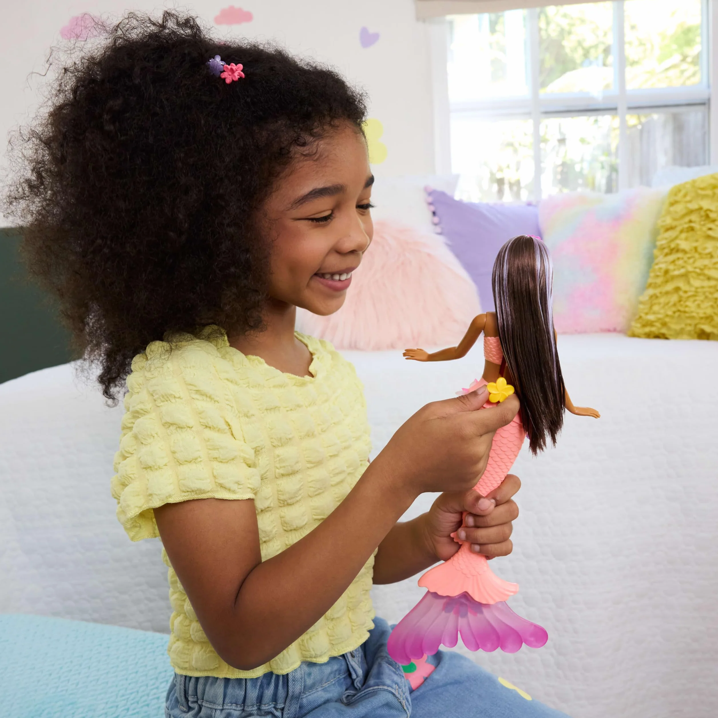 Barbie Syrenka Rozkwitające kwiaty Lalka JDM73 z długimi brązowymi włosami, fioletowymi pasemkami, ogonem ombre i perłową opaską
