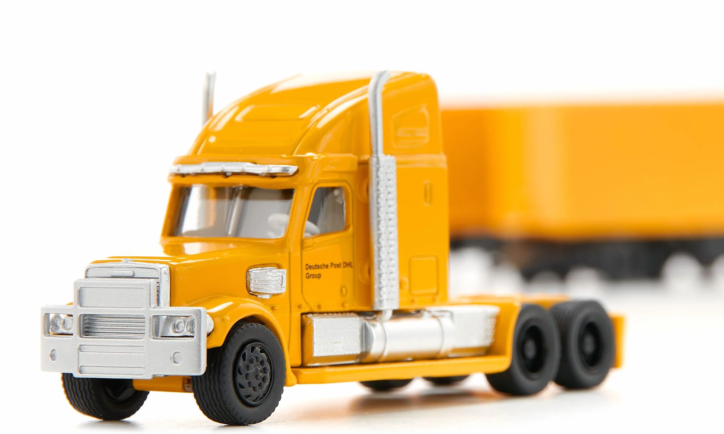 siku 1806, Freightliner DHL Road Train, Ciągnik z naczepą i przyczepą, 1:87, Metal/Tworzywo sztuczne, Żółty, Odłączana naczepa, Otwierane drzwi przyczepy