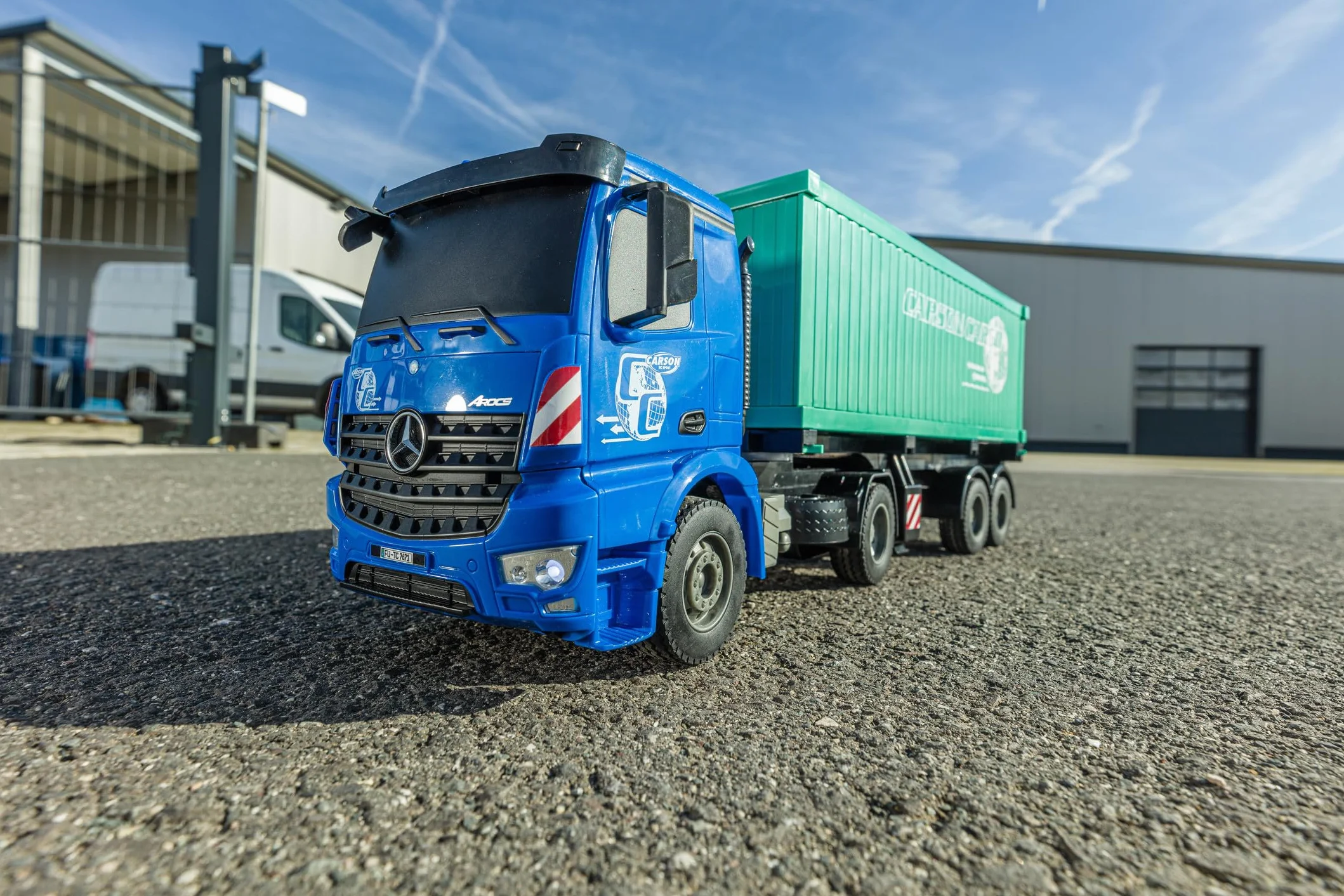 Carson 500907671 1:20 MB Arocs z kontenerem 100% RTR - Pojazd sterowany radiowo, ciężarówka z funkcjami dźwięku i światła, baterie i sterowanie radiowe, 30 minut jazdy