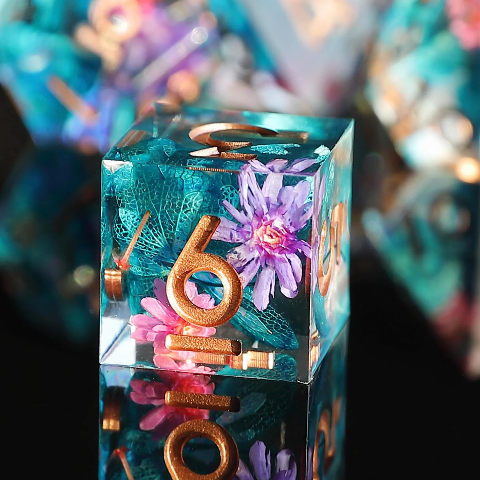 Flower DND Dice Set 7 szt. D4 D6 D8 D10 D12 D20 D% wielościenne ręcznie robione kości D&D z żywicy do lochów i smoków Pathfinder Roll Playing Table Games RPG MTG Games with Gift Box
