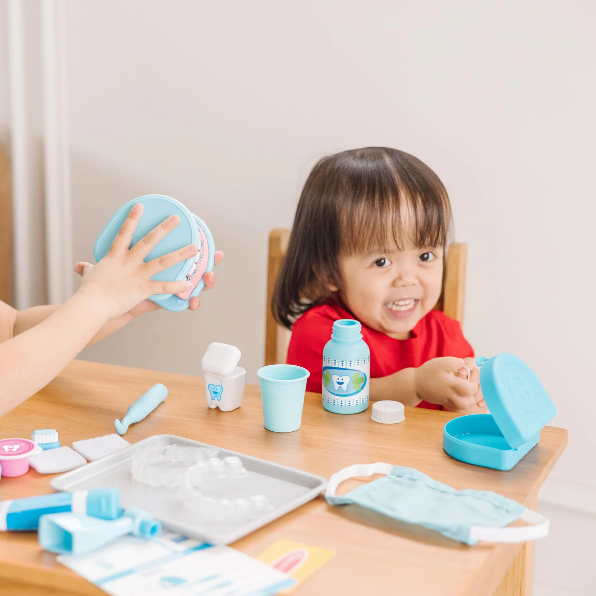 Melissa & Doug Zabawka zestaw dentysty, Drewniana zabawka, Zabawa w udawanie, Zabawki dentystyczne dla dzieci, Zabawki stomatologiczne, Montessori, 3+ lat, prezent dla chłopca lub dziewczynki