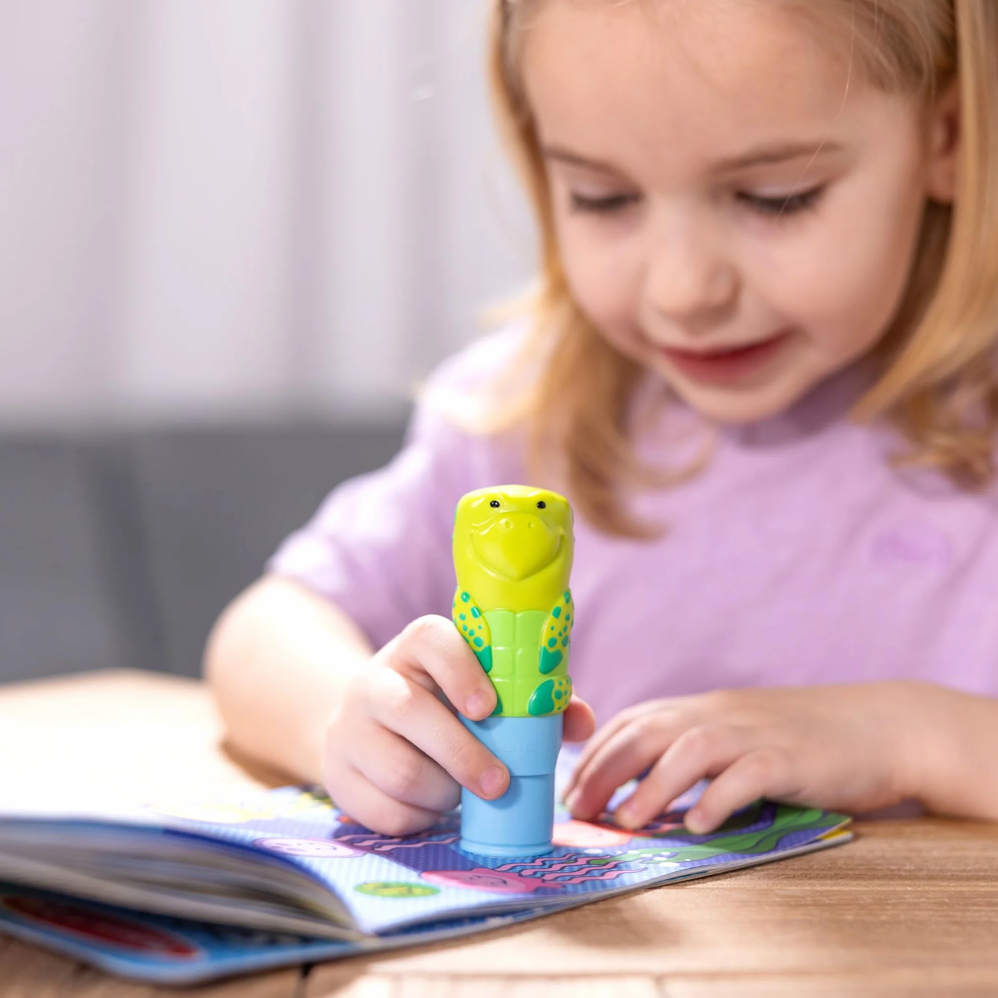 Melissa & Doug Naklejka WOW 24-stronicowa podkładka do aktywności i stempel 300 naklejek sztuka i rzemiosło żółw morski