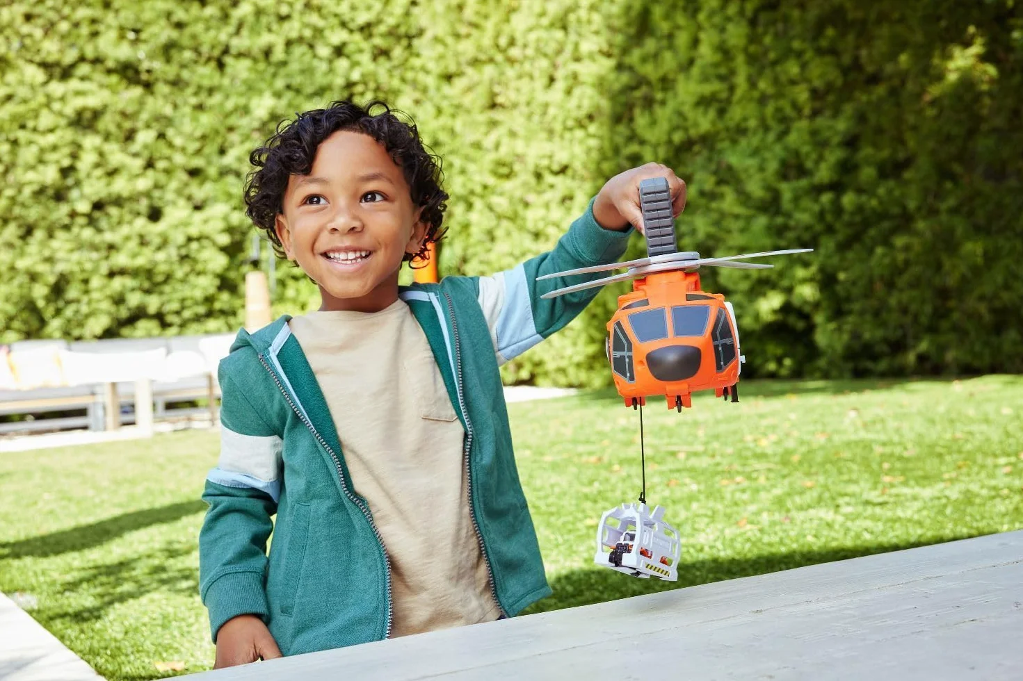 Matchbox Helikopter ratunkowy Zestaw z dużym helikopterem (40,5 cm) przekształcającym się w stację ratowniczą, śmigłem napędzanym ręcznie i metalową karetką w skali 1:64, HXM74