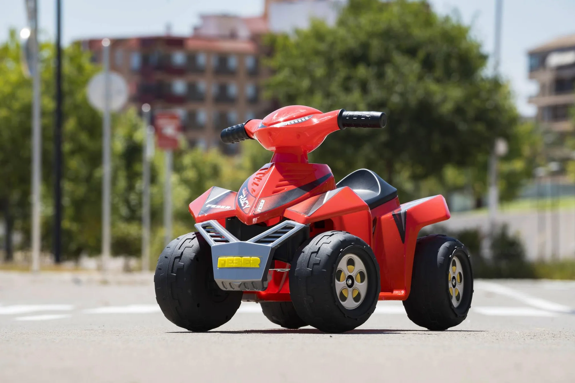 FEBER - Quad Racy 6V, samochód elektryczny dla dzieci w wieku od 18 miesięcy do 3 lat, z przepustnicą, duże i wytrzymałe koła zapewniające stabilność, do 40 min baterii, z dołączoną ładowarką, Famosa