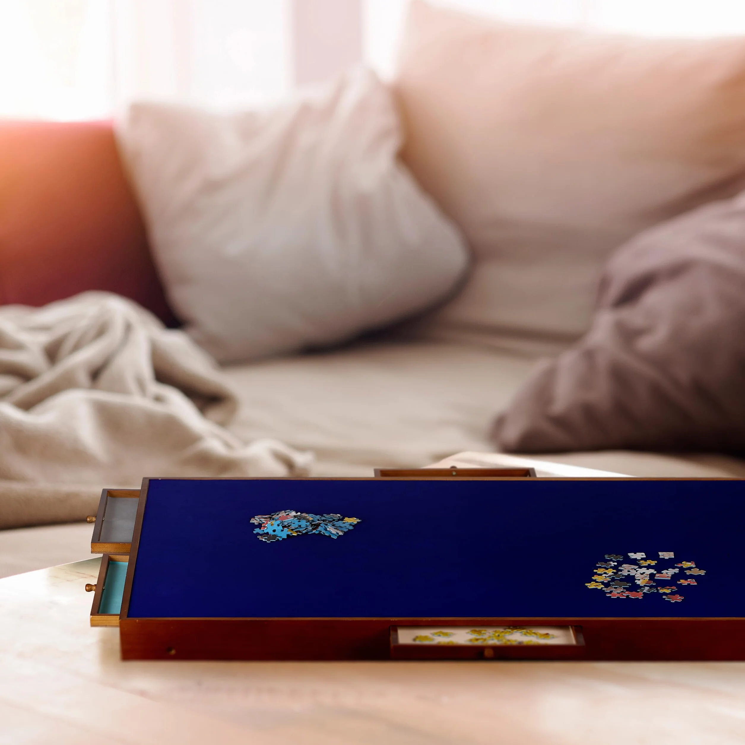 Relaxdays Stół do puzzli, 6 szuflad, puzzle do 1500 elementów, drewno i tkanina, składana podkładka pod puzzle, akcesoria do puzzli, kolorowy
