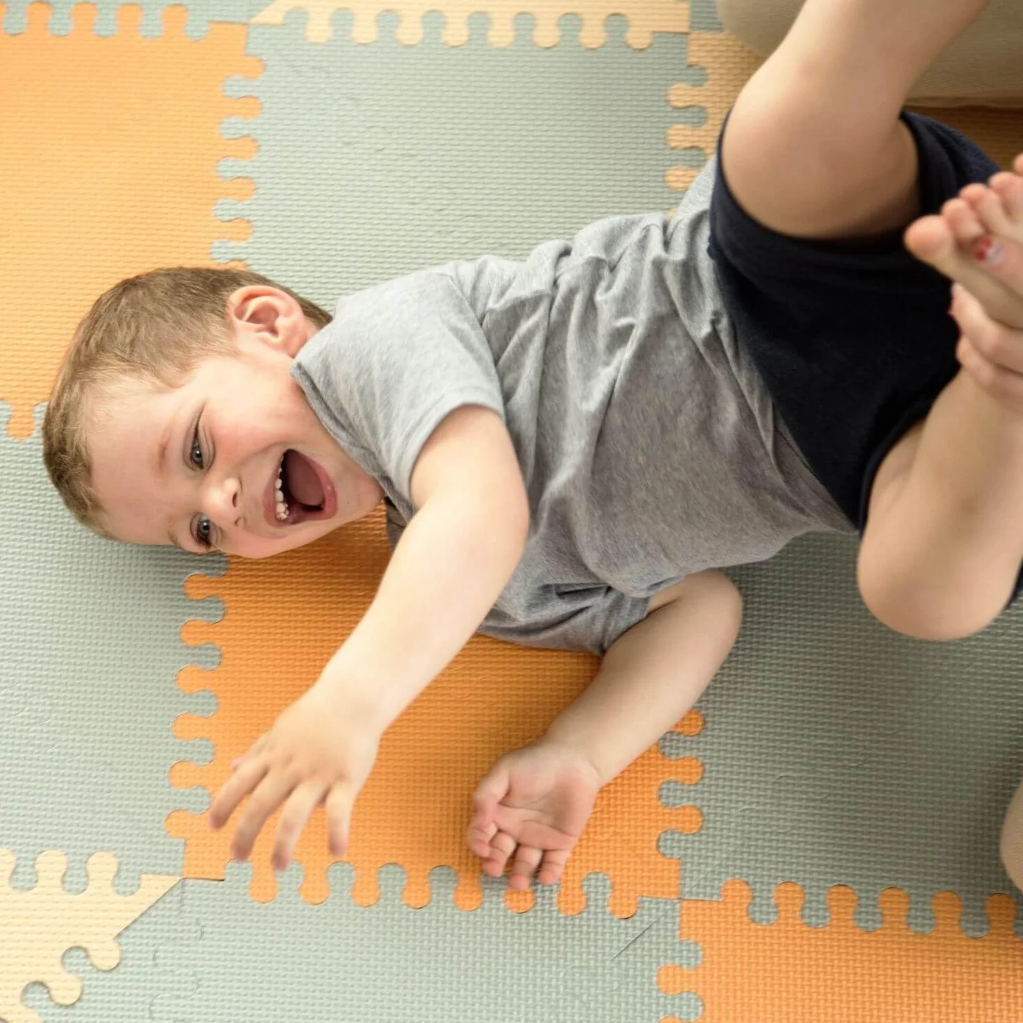 Hakuna Matte Stylowa Mata Piankowa Puzzle 1,8x1,2m – Duży Dywan do Zabawy dla Niemowląt i Dzieci. Gruba, Miękka Mata Podłogowa, Jasnoszary, Brzoskwiniowy i Pomarańczowy