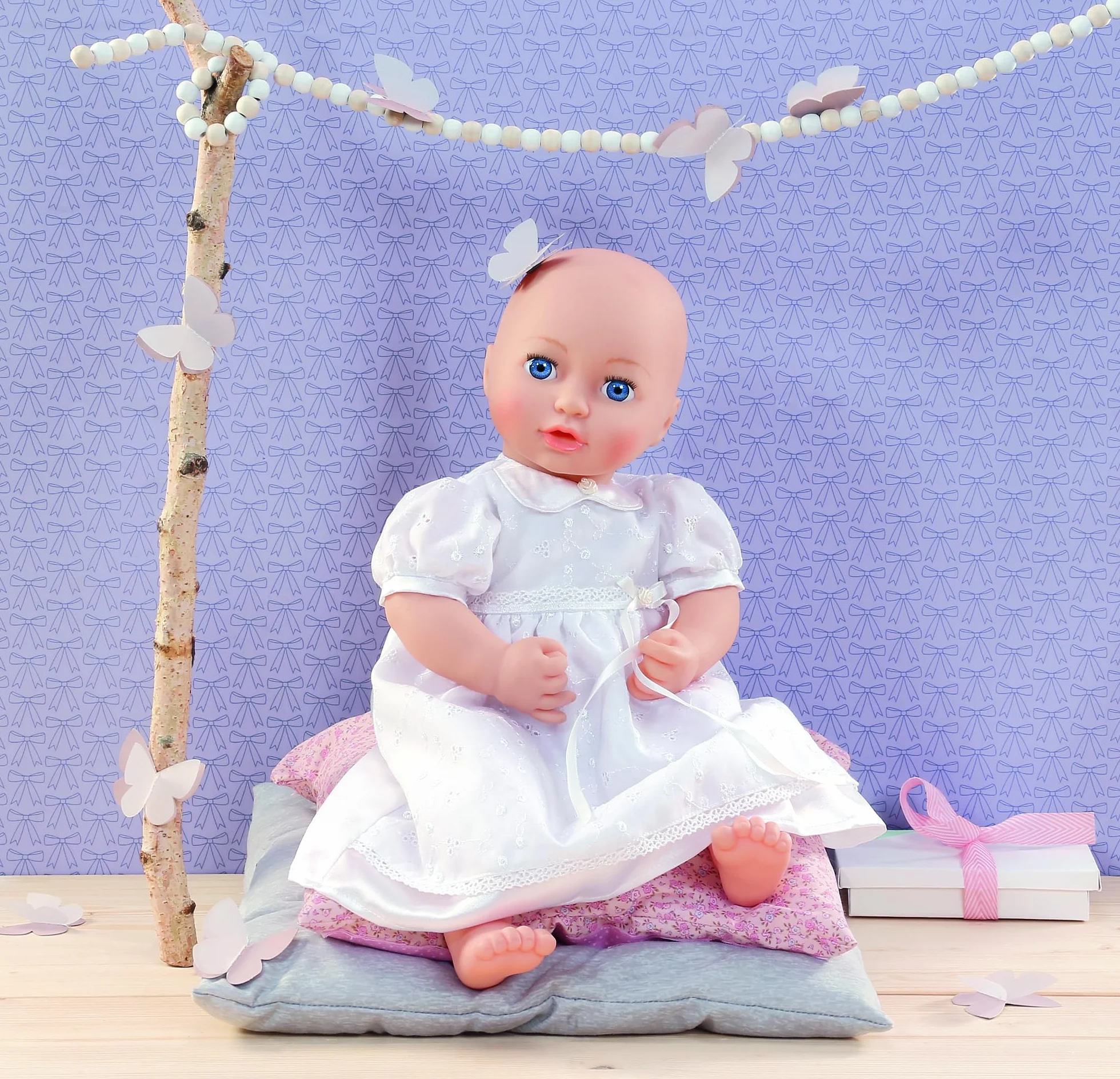 Dolly Moda Zapf Creation sukienka do chrztu 43 cm biała z haftem kwiatowym