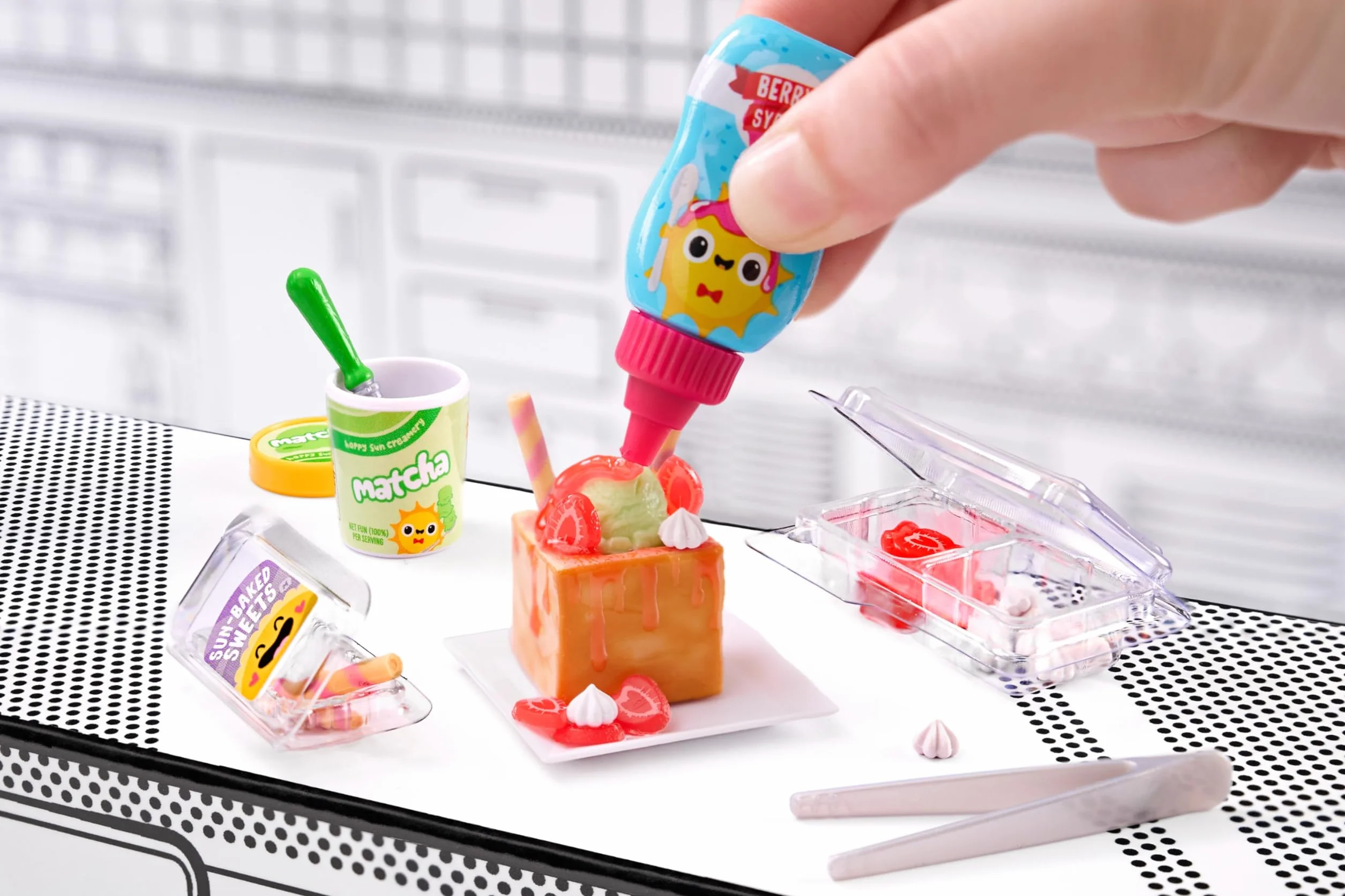 MGA's Miniverse Make It Mini Diner Series 4 - Mini Przedmioty Kolekcjonerskie, Pudełko Niespodzianka, Majsterkowanie, Zabawa Żywicą, Repliki Żywności, Dla Dzieci 8+, NIEJADALNE