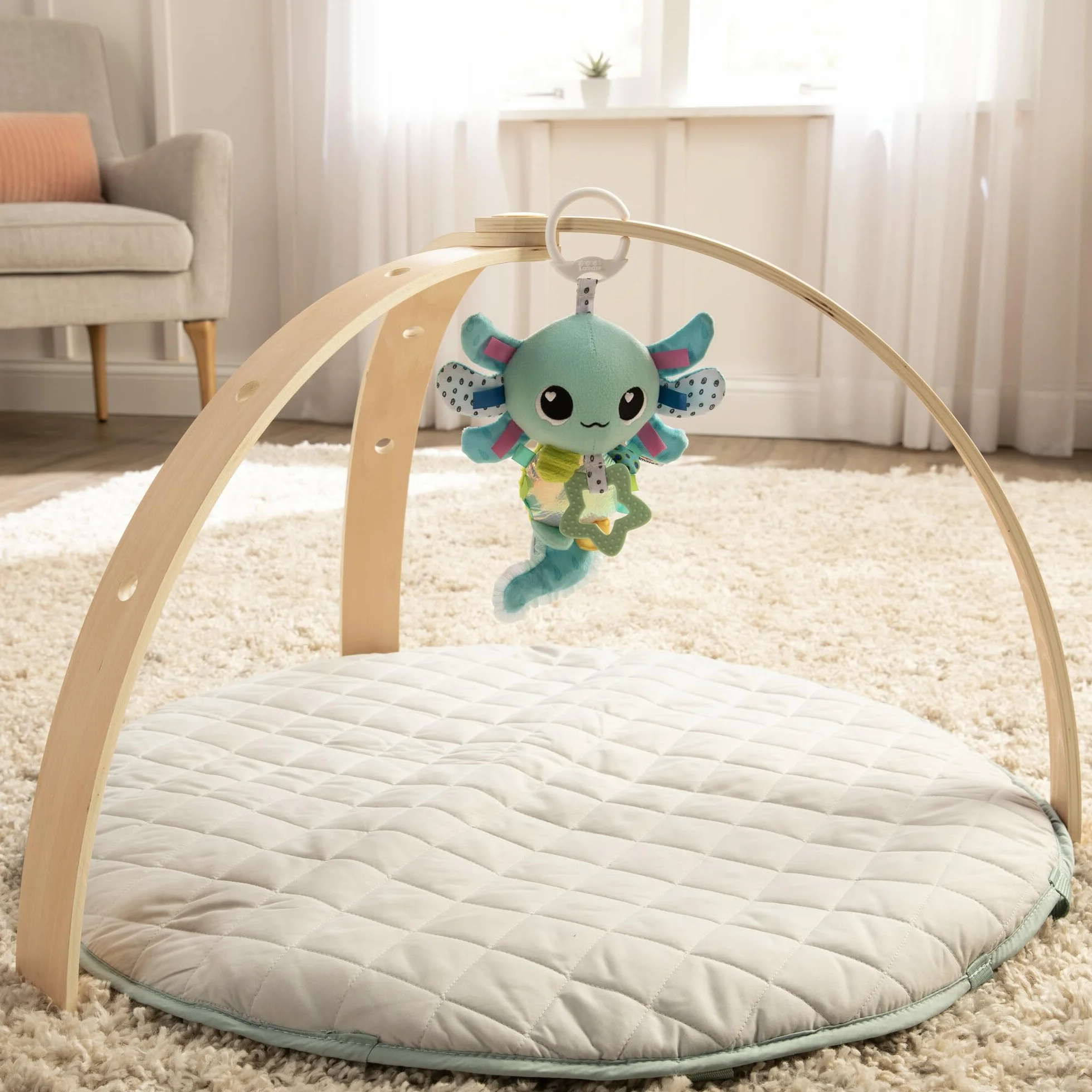 LAMAZE Alise die Axolotl - Clip & Go wózek dziecięcy zabawka - sensoryka dla niemowląt - wczesna zabawka edukacyjna od 0-6 miesięcy - fachowo zaprojektowany dla noworodków - prezent na baby shower