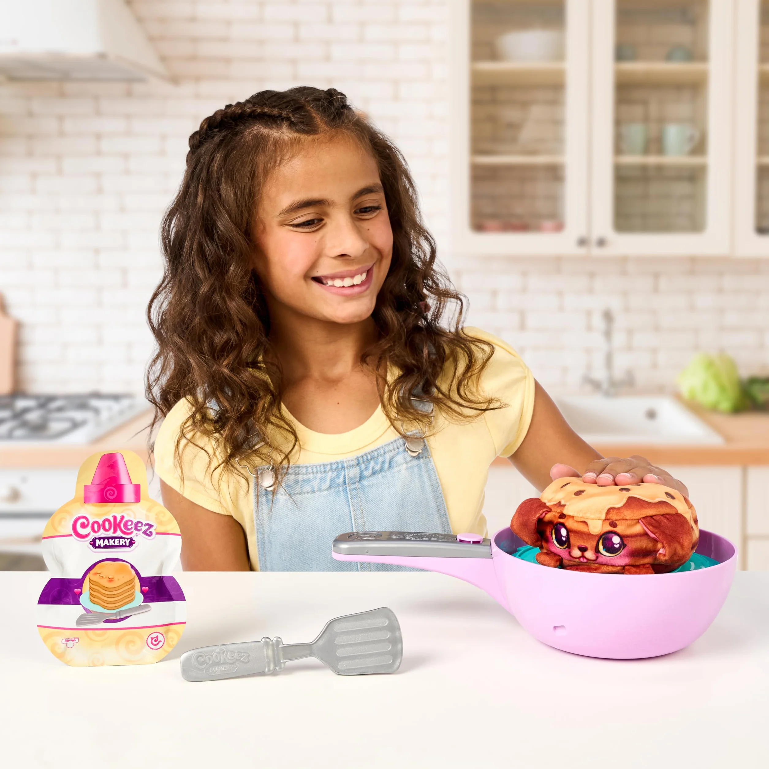 COOKEEZ MAKERY Pancake Treatz Mix and Tur! Wlej ciasto na patelnię i baw się dobrze, patrząc, jak twój interaktywny i pachnący pluszowy przyjaciel obraca się! Jaką niespodziankę zamierzasz przygotować
