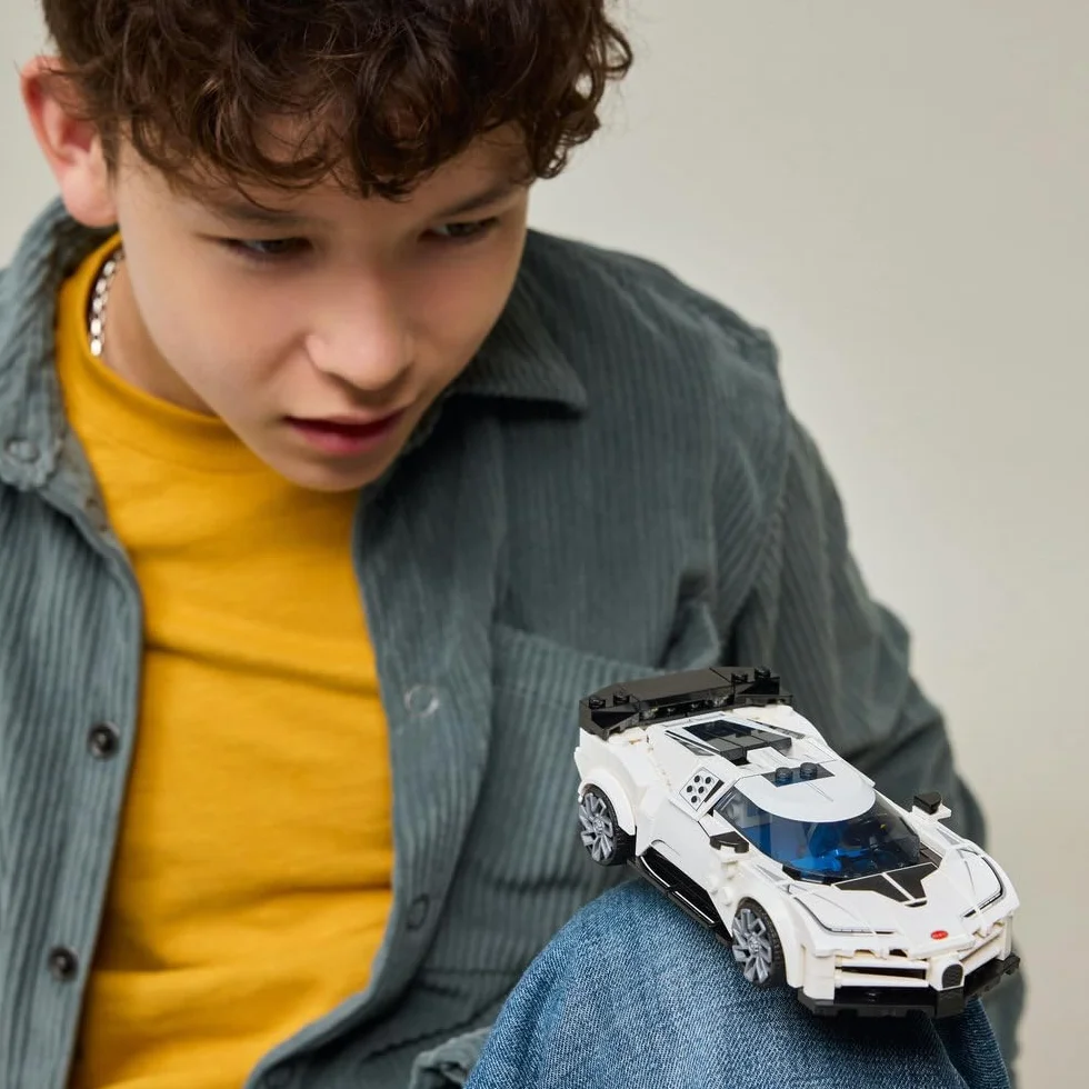 LEGO Speed Champions Hipersamochód Bugatti Centodieci, samochód dla dziewczynki i chłopca z jedną minifigurką, pomysł na prezent dla 9-latków i fanów motoryzacji i modeli kolekcjonerskich 77240