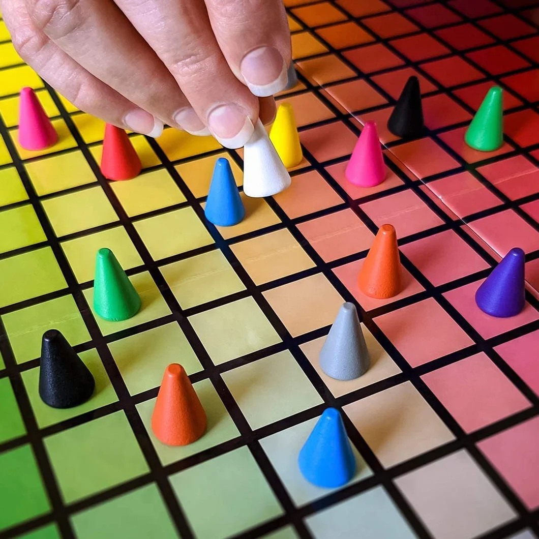 The OP Usaopoly | Hues and Cues Gra Planszowa Wielojęzyczna dla Całej Rodziny | Gra Imprezowa dla 3-10 Graczy | Żywe Zgadywanie Kolorów | Łącz Wskazówki z 480 Kolorowych Kwadratów