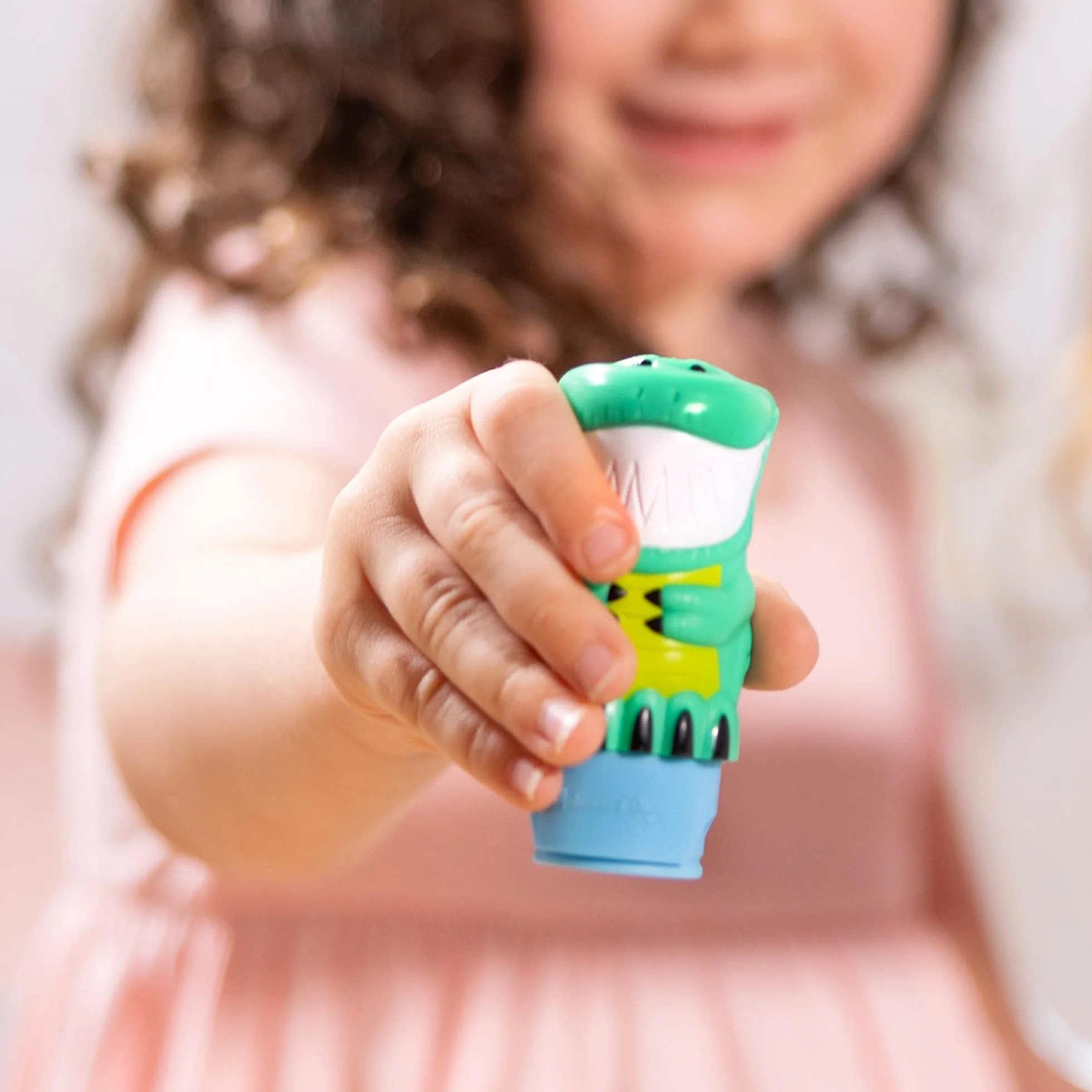 Melissa & Doug Naklejka WOW!™ stempel i 24-stronicowa podkładka do aktywności, 300 naklejek, sztuka i rękodzieło, zabawka fidget, kolekcjonerska postać, dinozaur, kreatywna zabawka podróżna dla