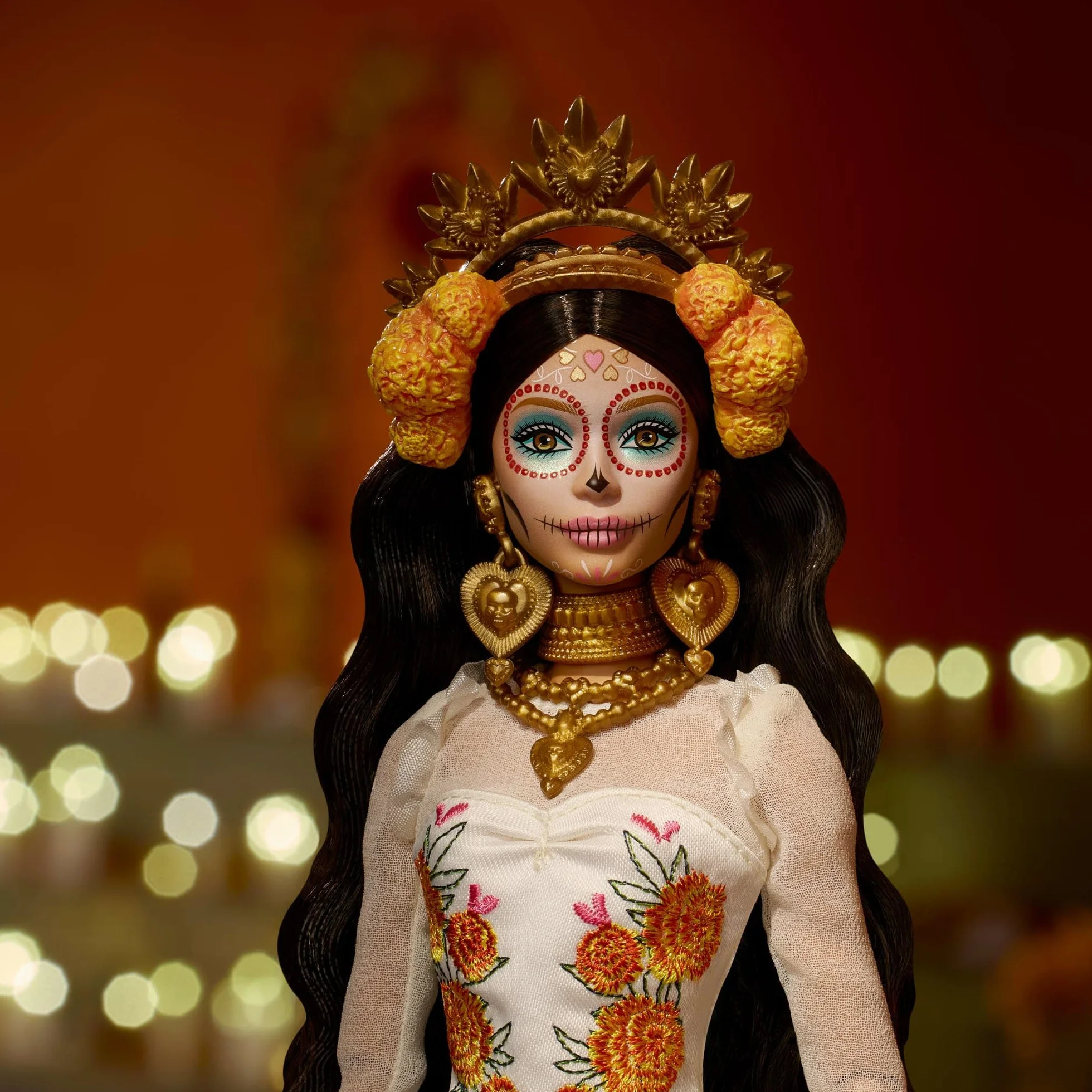 Barbie Signature Lalka Día De Muertos 2025 Kolekcjonerska lalka, kremowa suknia z detalami takimi jak falbanki, aksamitki i naszyte wstążki, kwiatowa korona i charakterystyczny makijaż czaszki, JBJ05