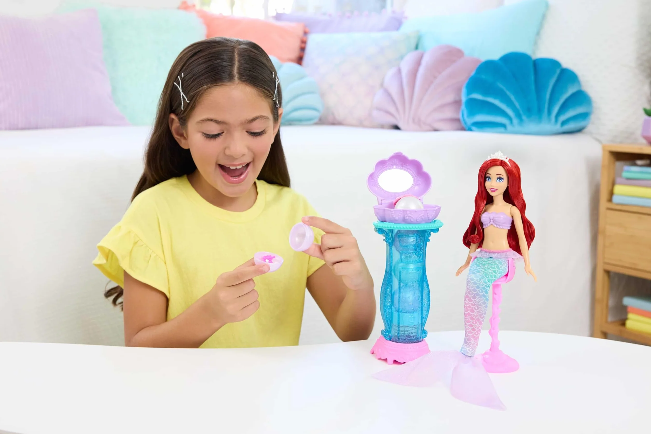 Mattel Księżniczka Disneya Arielka Muszelkowa toaletka Zestaw, lalka syrenka ze zdejmowanym ogonem, toaletka i 5 „perełek” z niespodziankami, JBF86