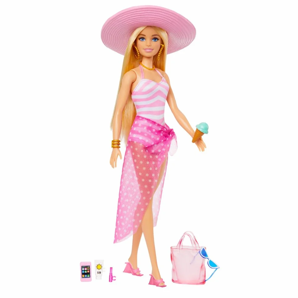 Barbie Dzień na plaży Lalka i akcesoria; lalka blondynka z różowo-białym kostiumem kąpielowym, kapeluszem, torbą i akcesoriami plażowymi HPL73