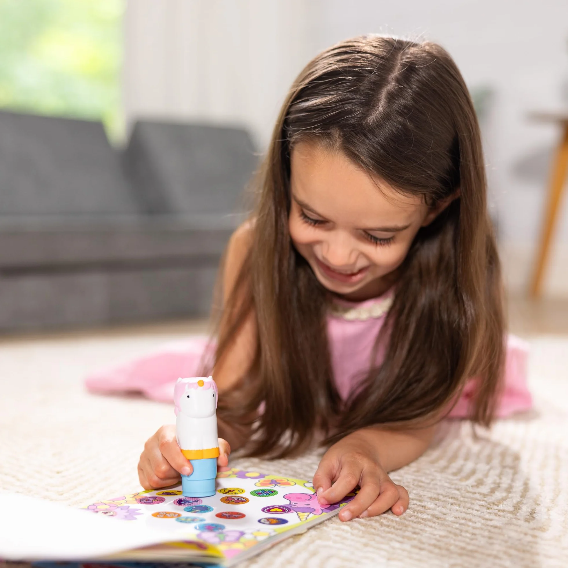 Melissa & Doug Naklejka WOW! 24-stronicowy znacznik naklejek i blok aktywności z 300 naklejkami - jednorożec, gra edukacyjna dla dzieci, 3 lata - certyfikat FSC