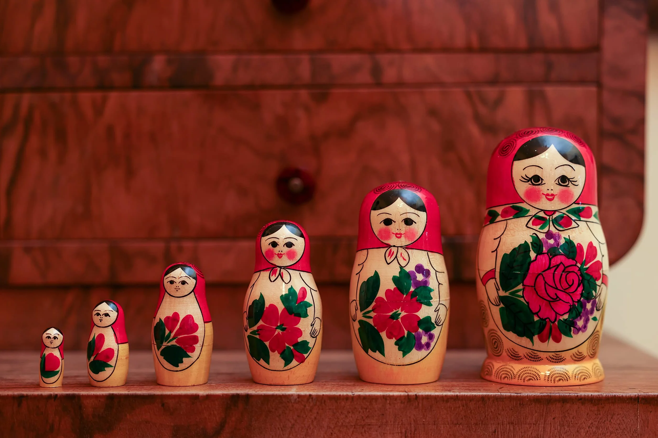 Heka Naturals Sieminow Lalki Gniazdujące | Zestaw Lalek Matryoshka w Całości z Naturalnego Drewna 6 (13 cm) - Tradycyjne Dekoracje do Domu Babushka, Drewniane Zabawki do Układania w Stosy