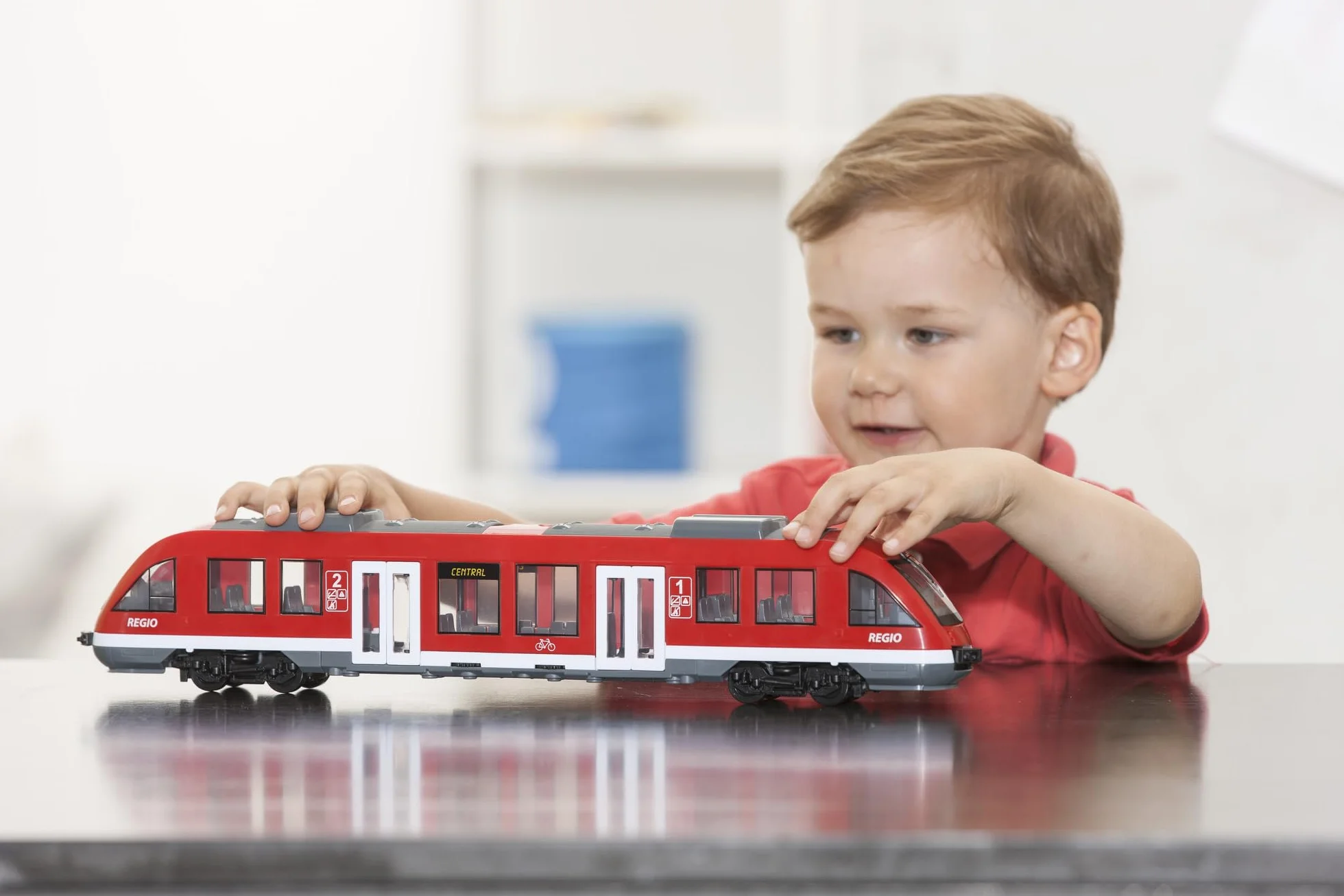 Dickie Toys 203748002 CITY Pociąg miejski wierna replika pełnowymiarowego pociągu, otwierane drzwi i dach, umeblowane wnętrze, skala: 1:43, długość: 45 cm, odpowiedni dla dzieci od 3 lat