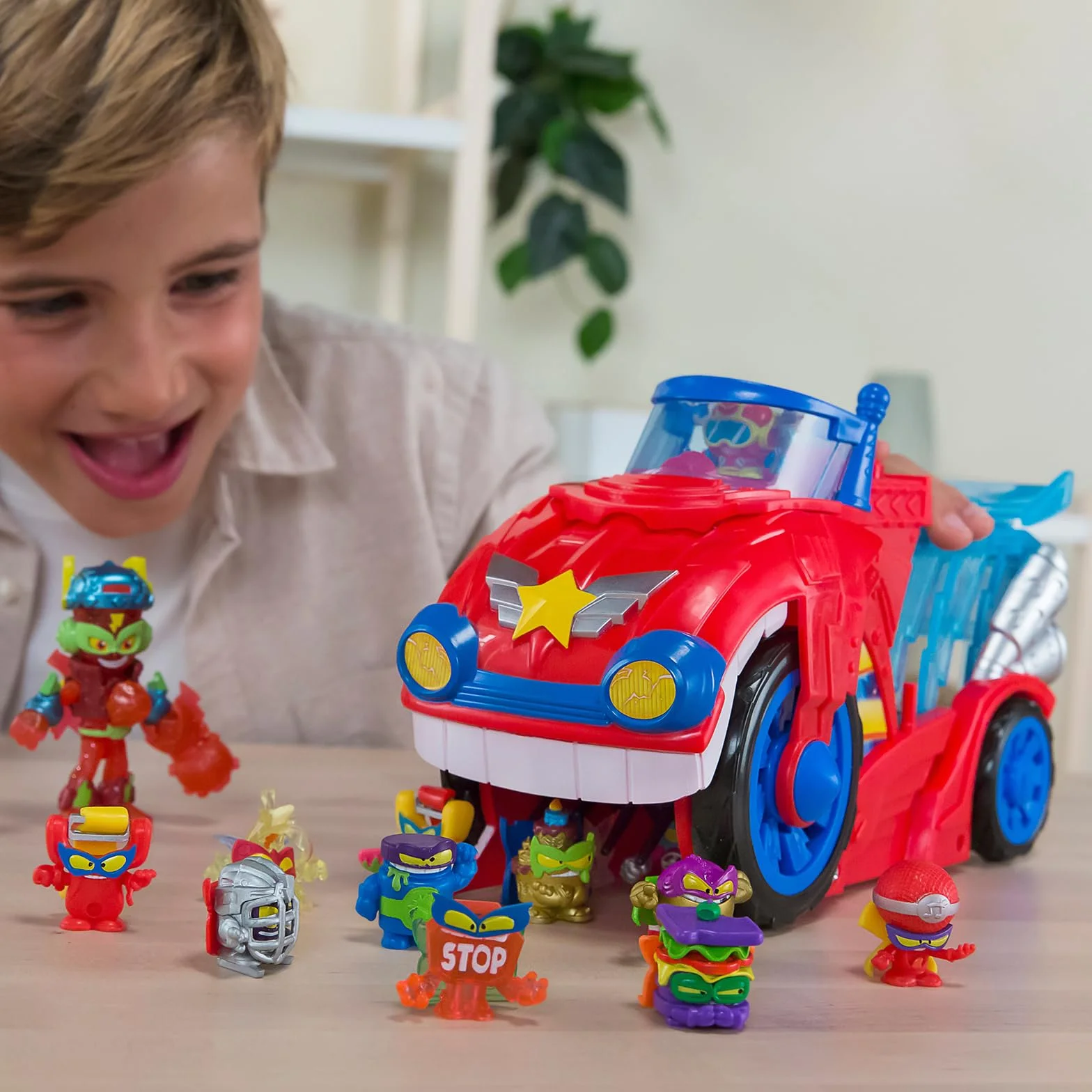 SUPERTHINGS – Bite Attack. Pojazd Doc Vrooma z serialu „SuperThings Kazoom Power”. Zawartość: 1 pojazd Bite Attack, 1 ekskluzywny Doc Vroom, 1 odczepiane więzienie