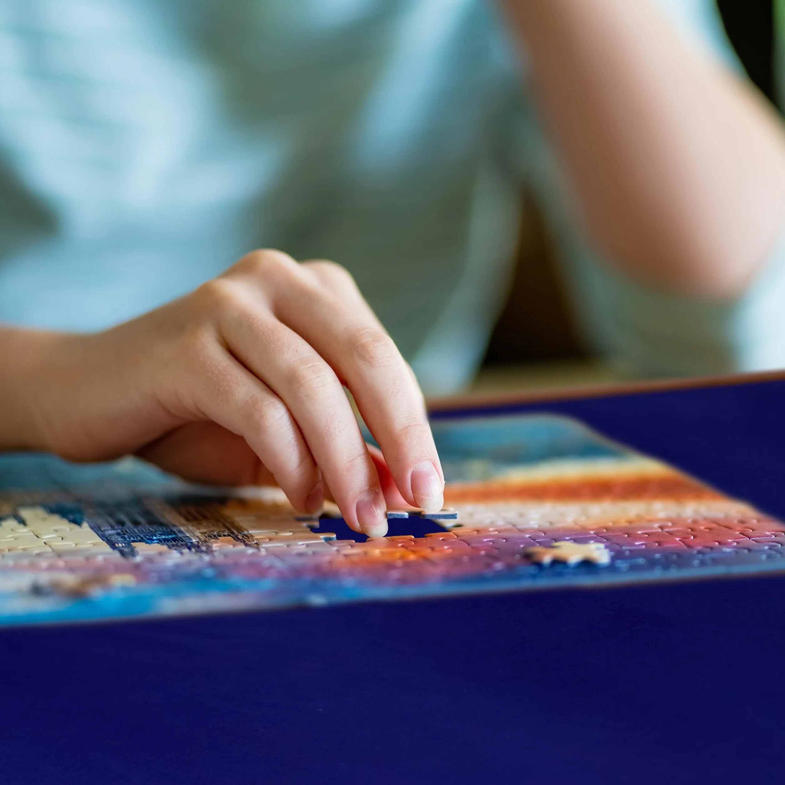 Relaxdays Stół do puzzli, 6 szuflad, puzzle do 1500 elementów, drewno i tkanina, składana podkładka pod puzzle, akcesoria do puzzli, kolorowy