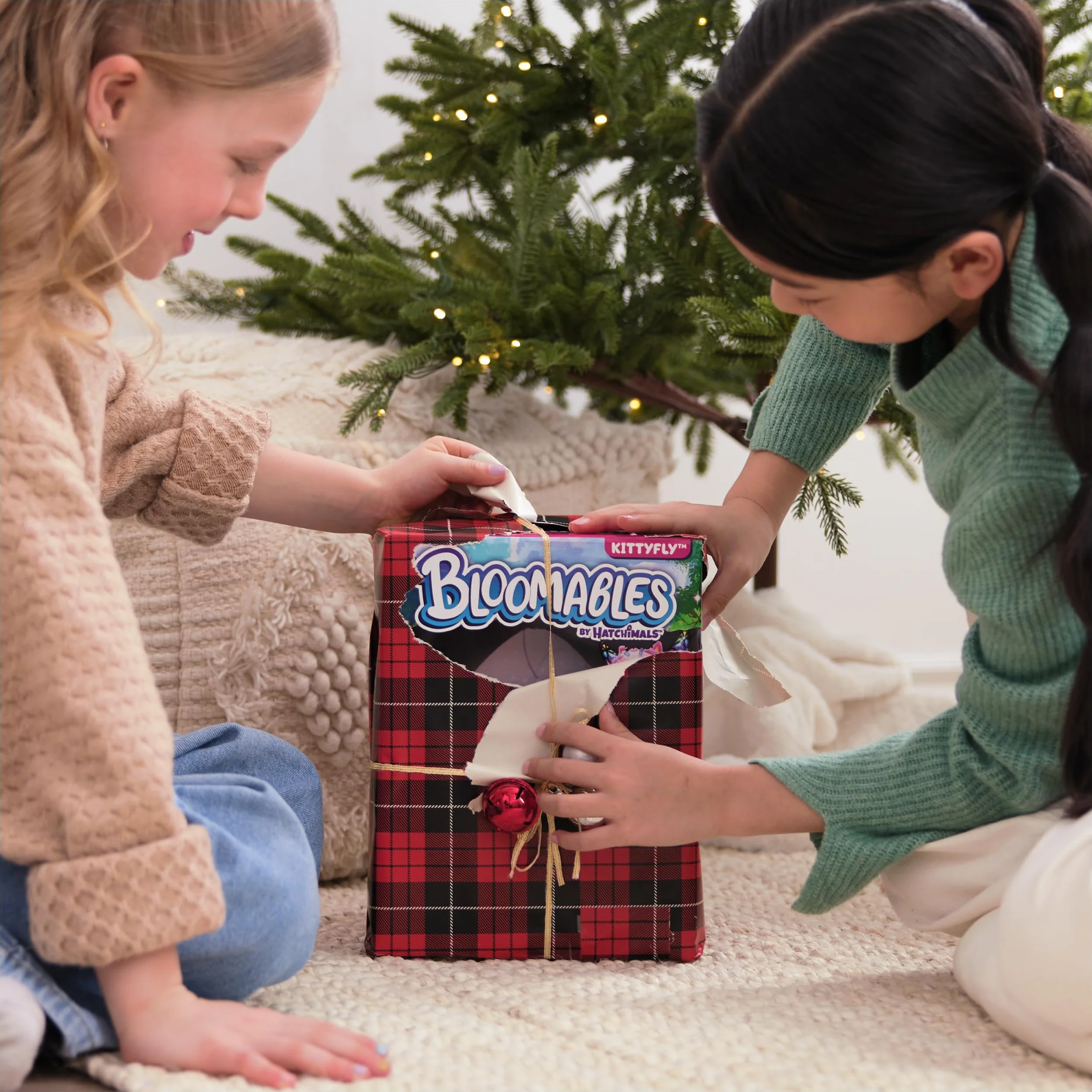 Hatchimals Bloomables Kittyfly, interaktywna zabawka z niespodzianką, podwójna transformacja i ponad 100 dźwięków i reakcji, dla dzieci od 4 lat