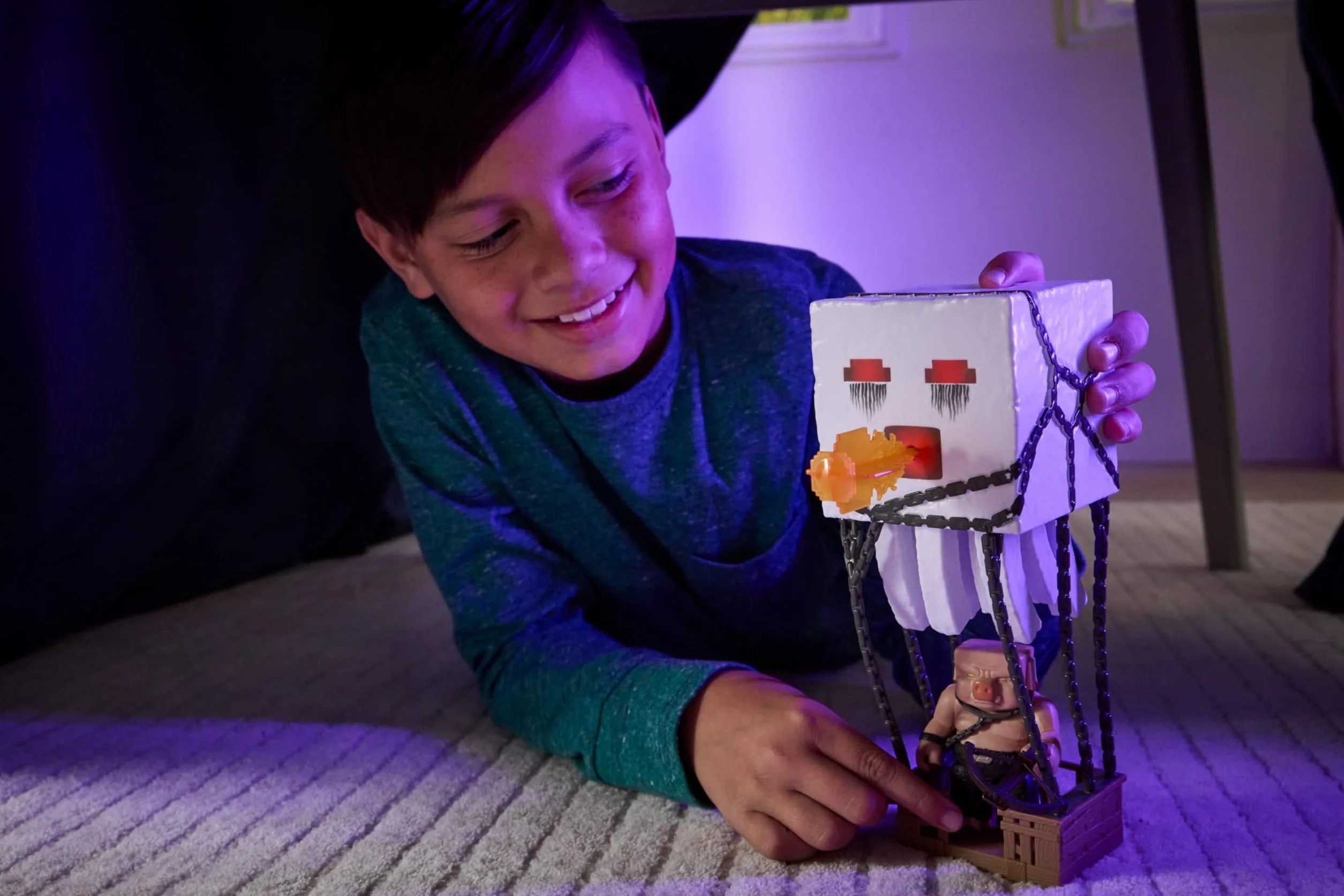 Mattel Minecraft Movie Atakujący Ghast z pociskiem Zestaw ze światłami, dźwiękami, wyrzutnią i pociskiem oraz figurka Piglin Wojownik, interaktywna zabawka inspirowana filmem, JFB69