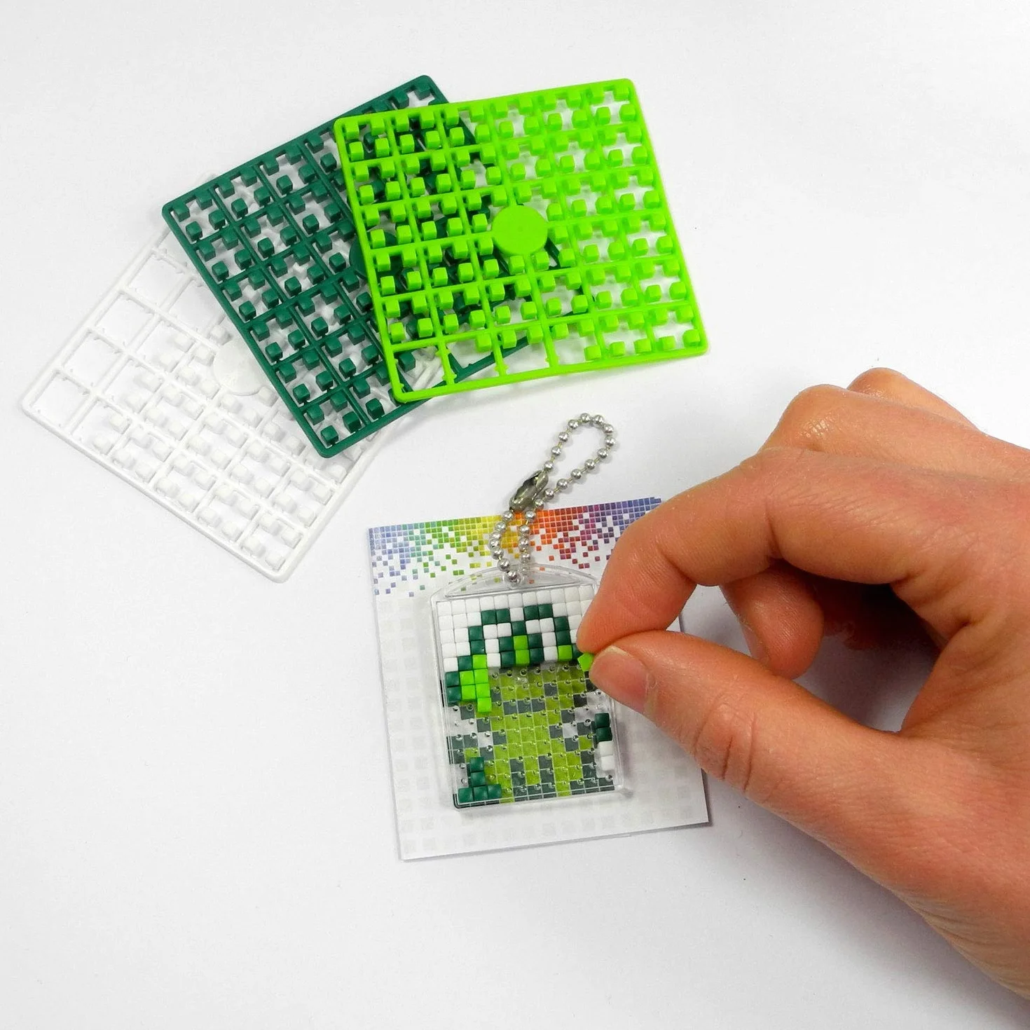 Pixel P60001-27501 małe pudełko startowe, zestaw rzemieślniczy z 60 płytkami pikselowymi, 4 płytkami podstawowymi, 12 medalionami z łańcuszkiem i 4 mini książeczkami z wzorami
