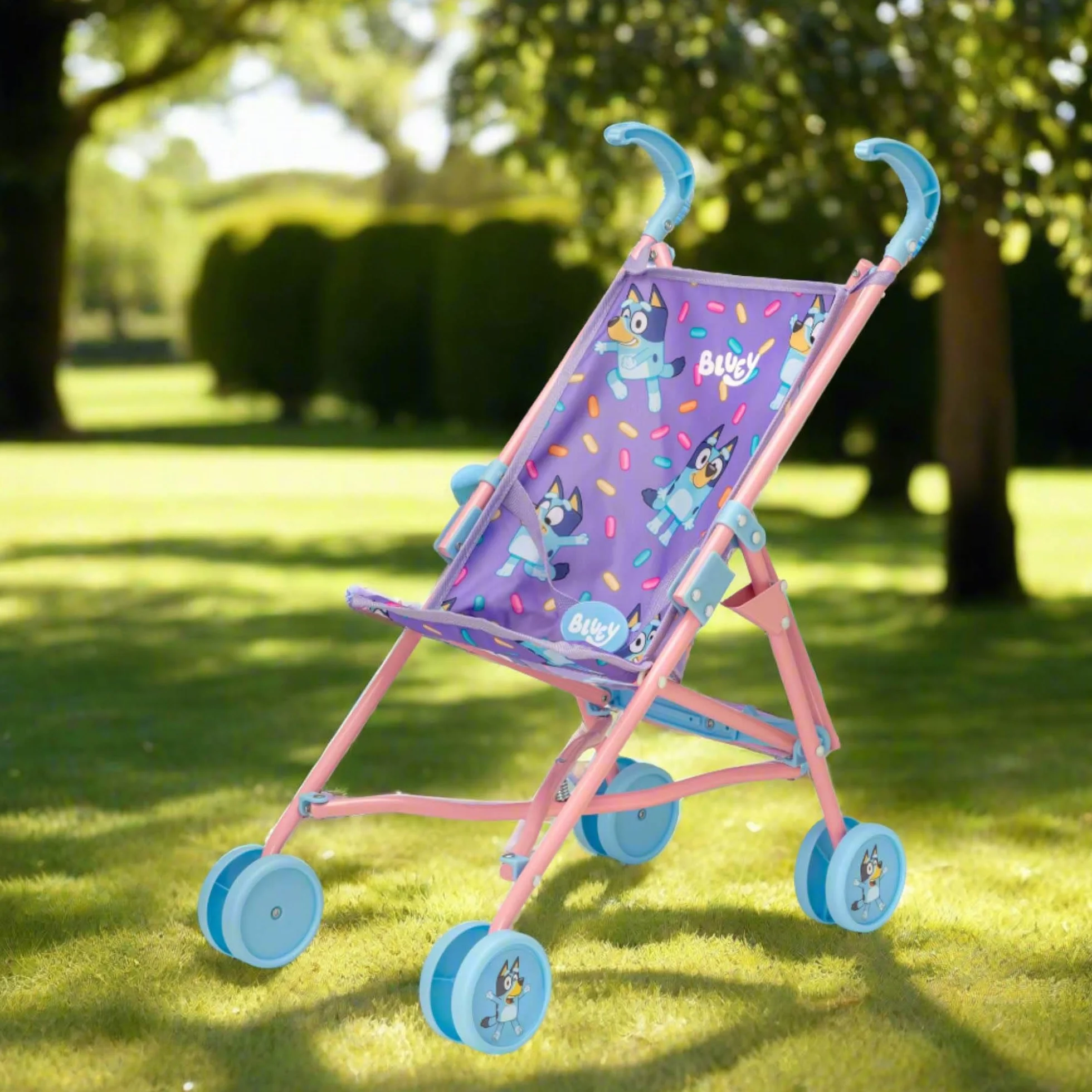 Bluey Junior Wózek Dziecięcy dla Lalek z Parasolem, Easy Fold | Zabawkowe Lalki do Odgrywania Ról | Wiek 2+