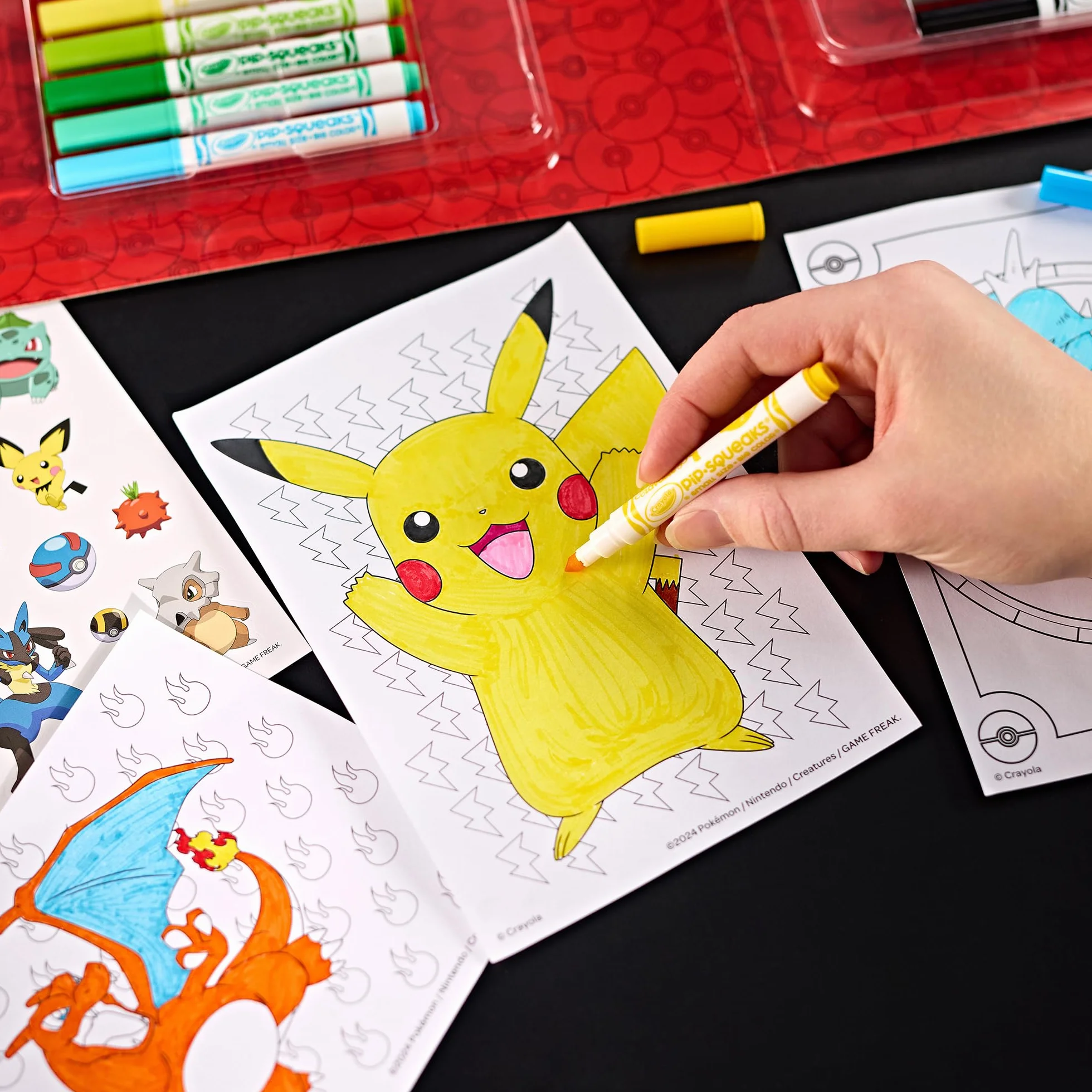 Crayola - Walizka artystyczna z naklejkami Pokemonów, zestaw zawierający flamastry, strony do kolorowania, naklejki, 45 elementów, kreatywny prezent dla dzieci od lat 5, 04-0785