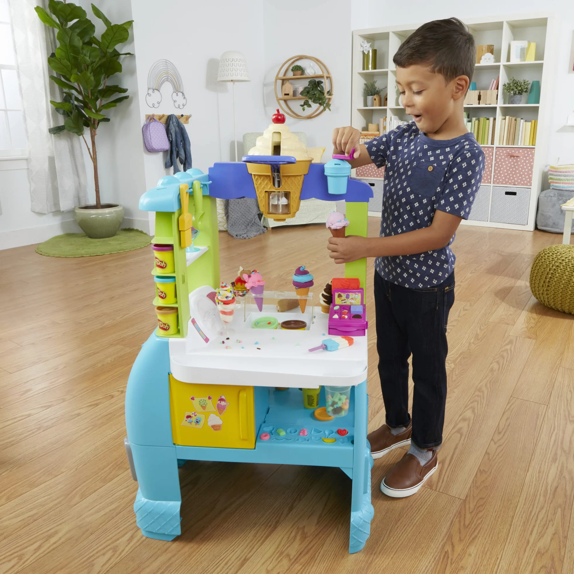 Zestaw do zabawy Play-Doh Kitchen Creations Najlepsza furgonetka z lodami z 27 akcesoriami, 12 pojemnikami z ciastoliną i realistycznymi dźwiękami